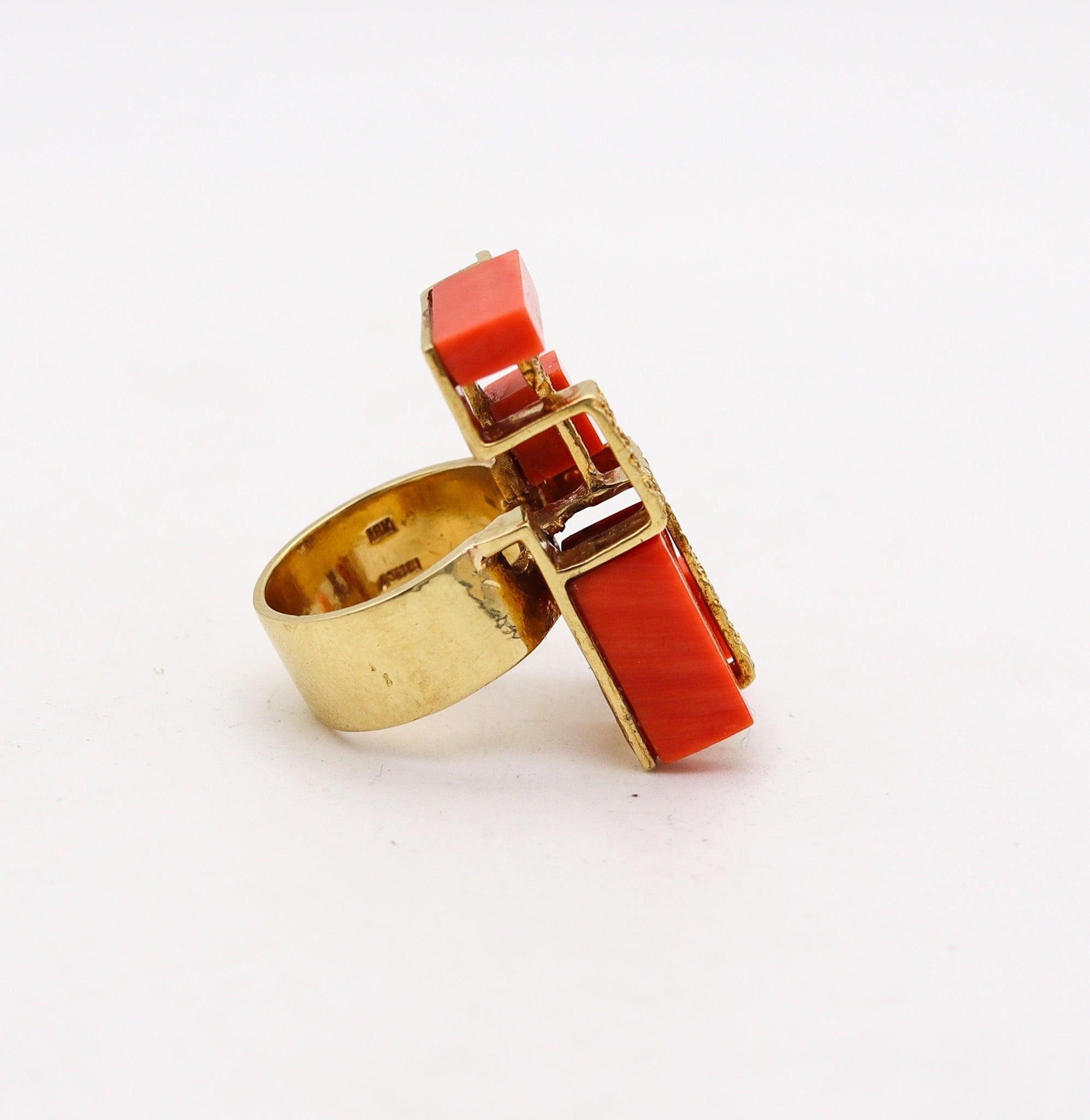 Taille mixte Bague sculpturale moderniste italienne des années 1970 en or jaune 18 carats avec corails en vente