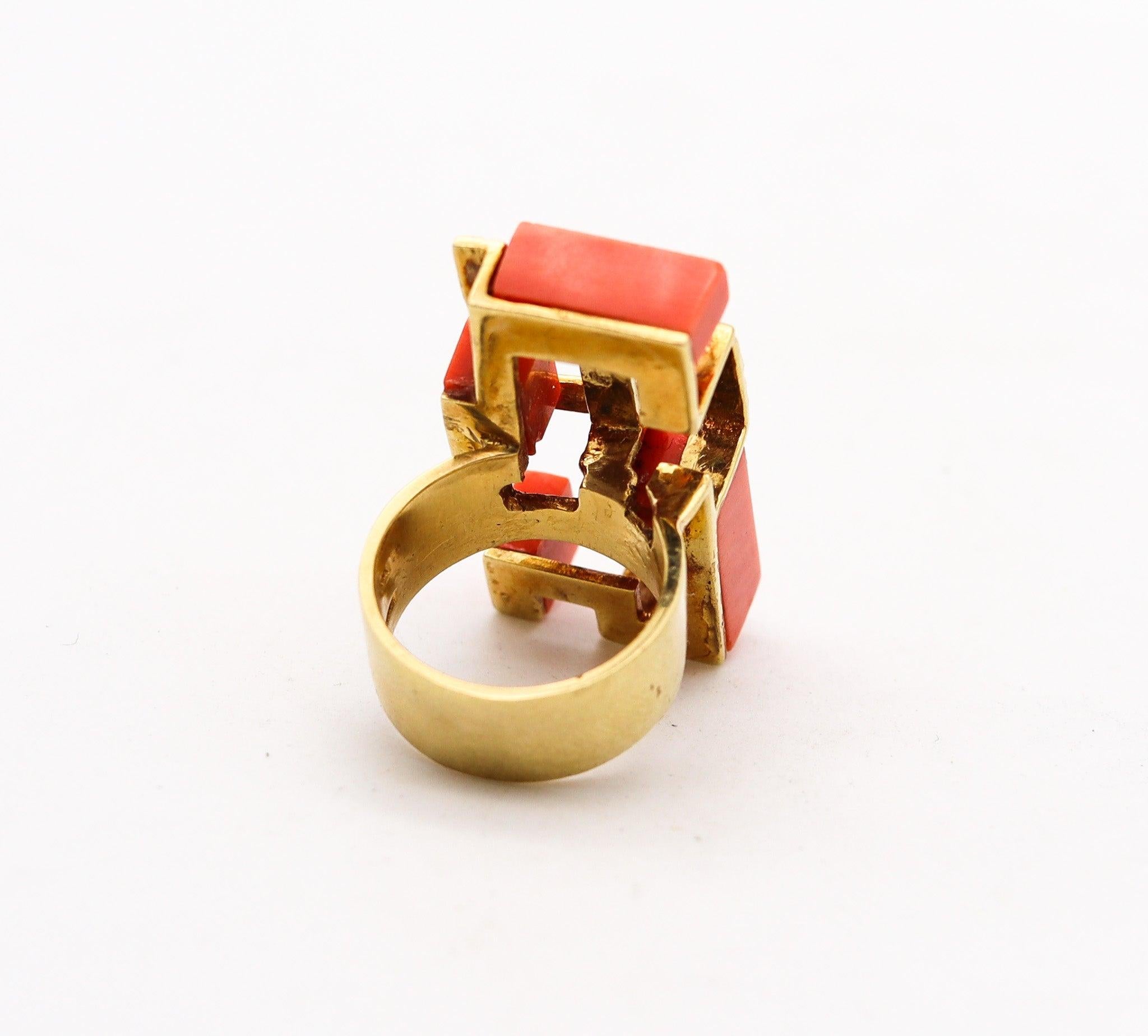 Bague sculpturale moderniste italienne des années 1970 en or jaune 18 carats avec corails Excellent état - En vente à Miami, FL