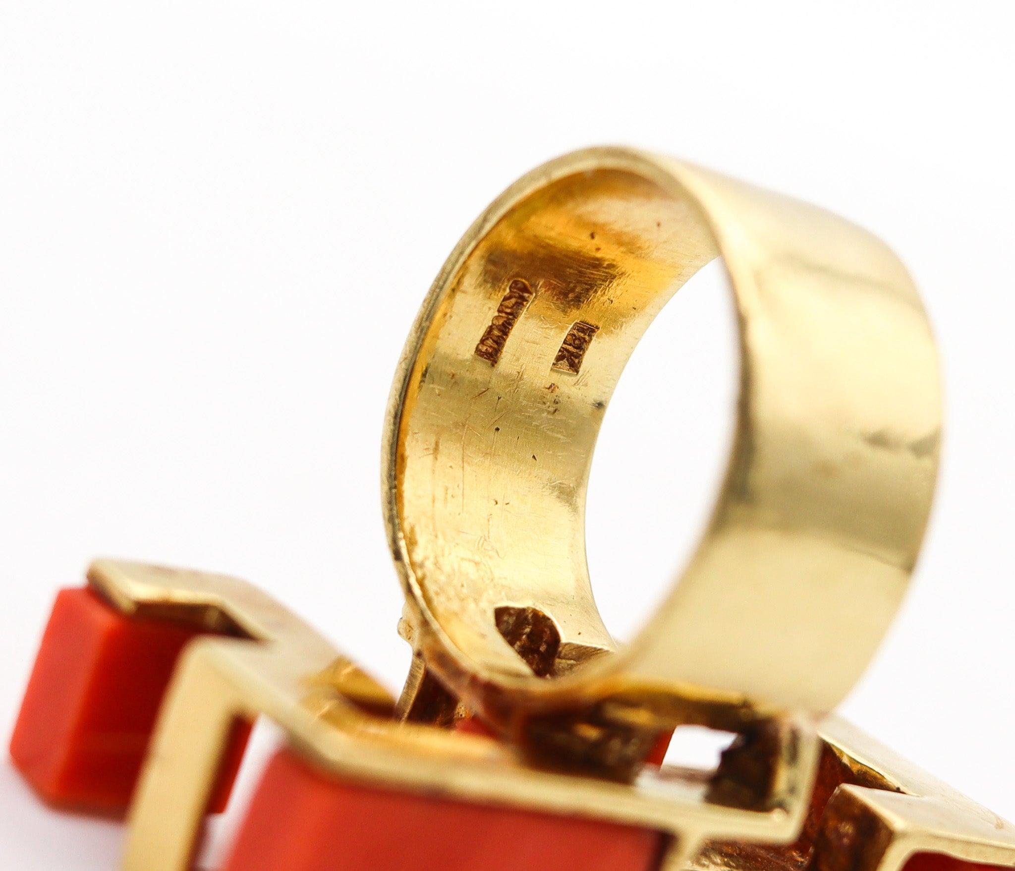 Bague sculpturale moderniste italienne des années 1970 en or jaune 18 carats avec corails Unisexe en vente
