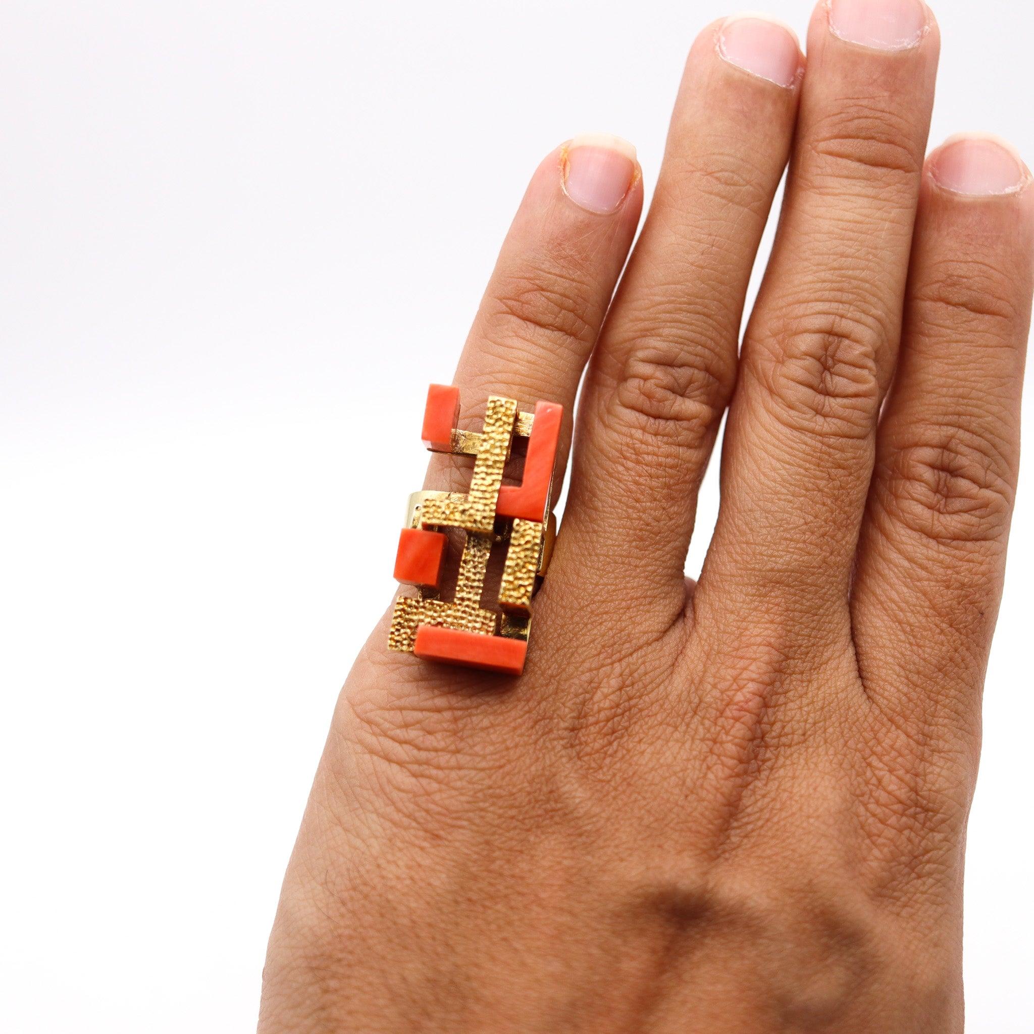 Bague sculpturale moderniste italienne des années 1970 en or jaune 18 carats avec corails en vente 3