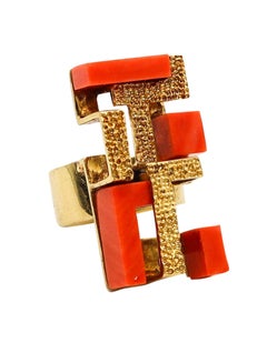 ITALIAN 1970 Modernist Geometric Sculptural Ring In 18Kt Yellow Gold With Corals