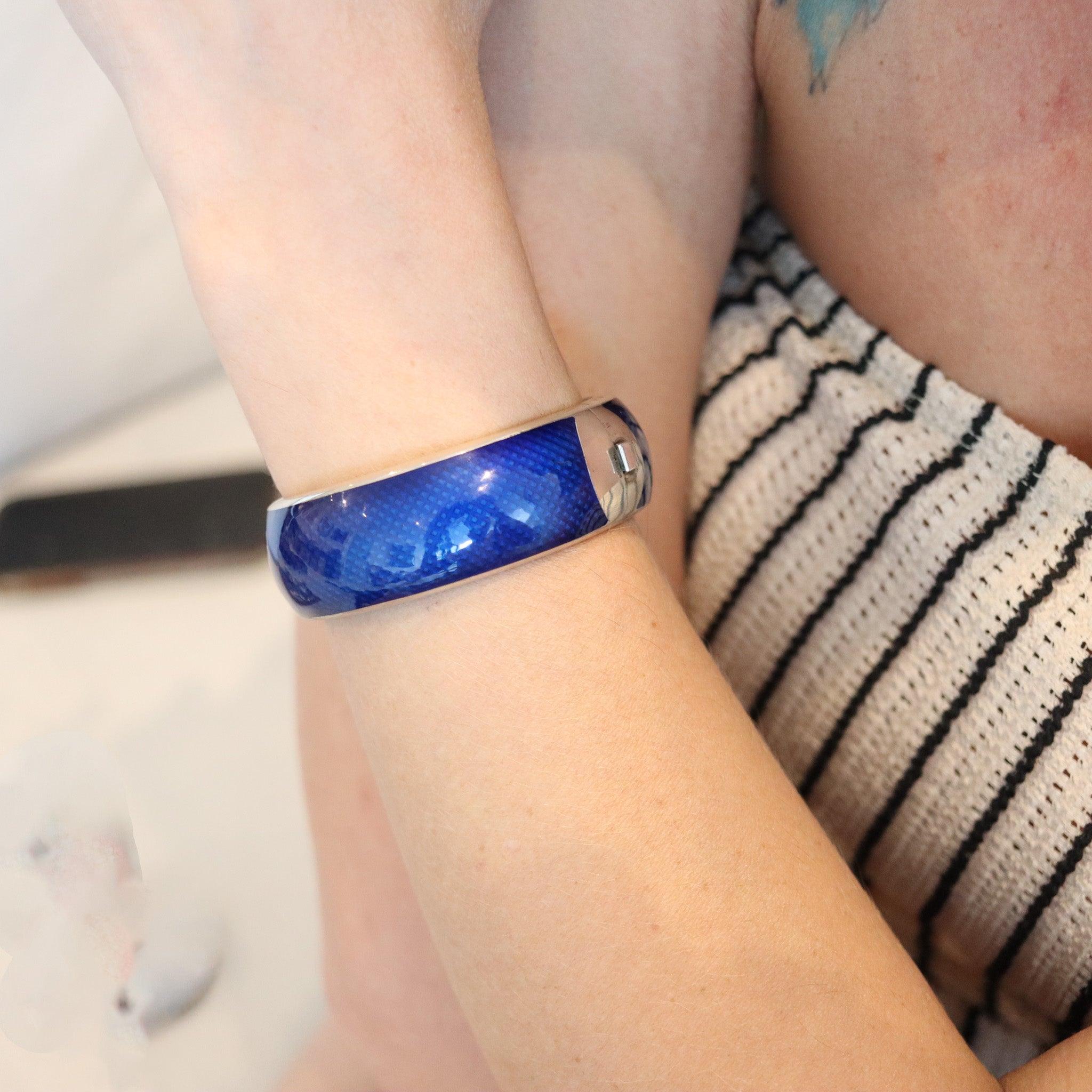 Bracelet moderne italien en émail bleu.

Il s'agit d'un fantastique bracelet-bracelet créé en Italie au cours de la période moderniste, en 1970. Le bracelet a été fabriqué en argent massif .925/.999 avec une finition polie. La surface est ornée de