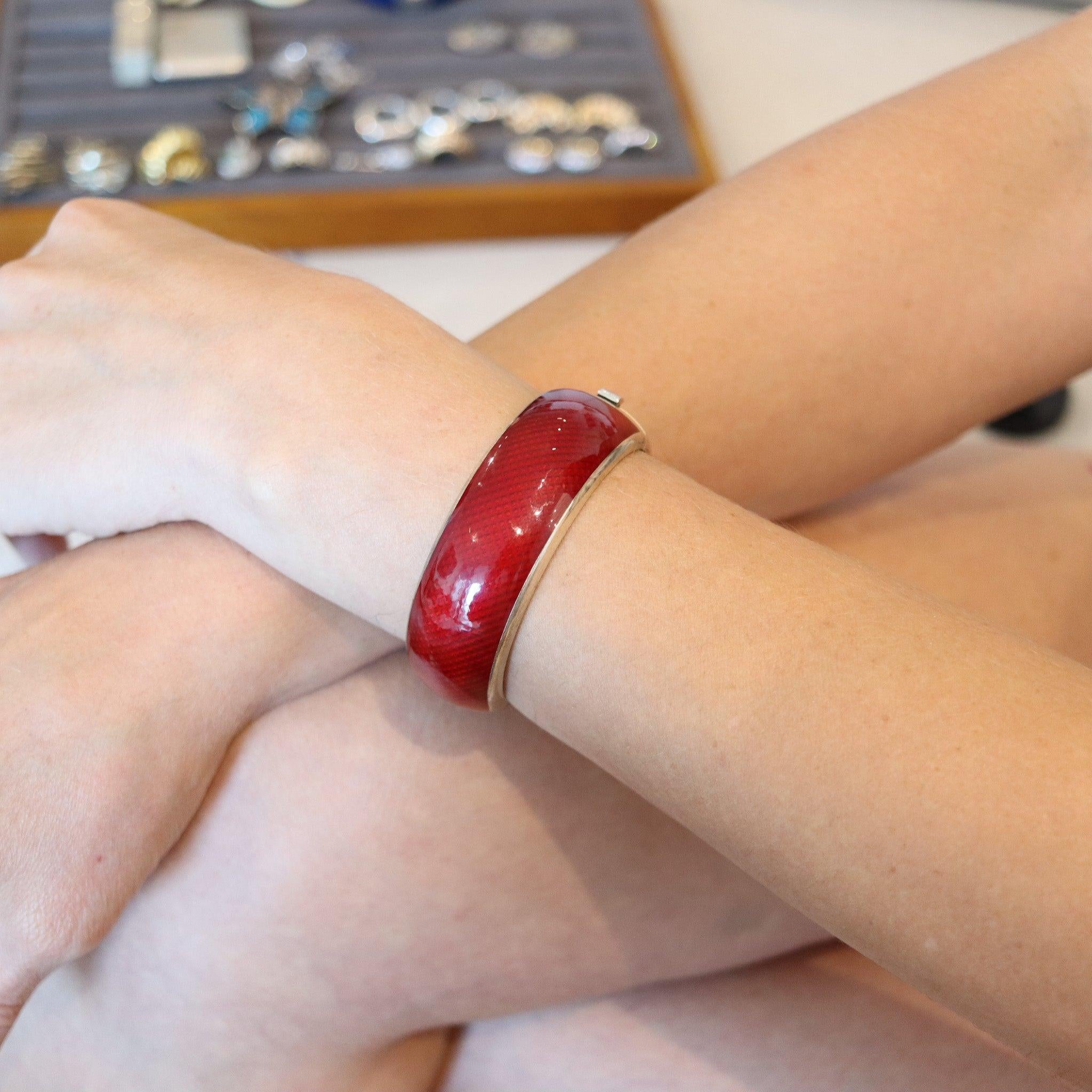 Rot emaillierter Armreif im Stil der italienischen Moderne.

Dies ist ein fantastischer Armreif, der in Italien während der modernistischen Periode um 1970 geschaffen wurde. Das Armband wurde aus massivem 925er/999er Sterlingsilber mit polierter