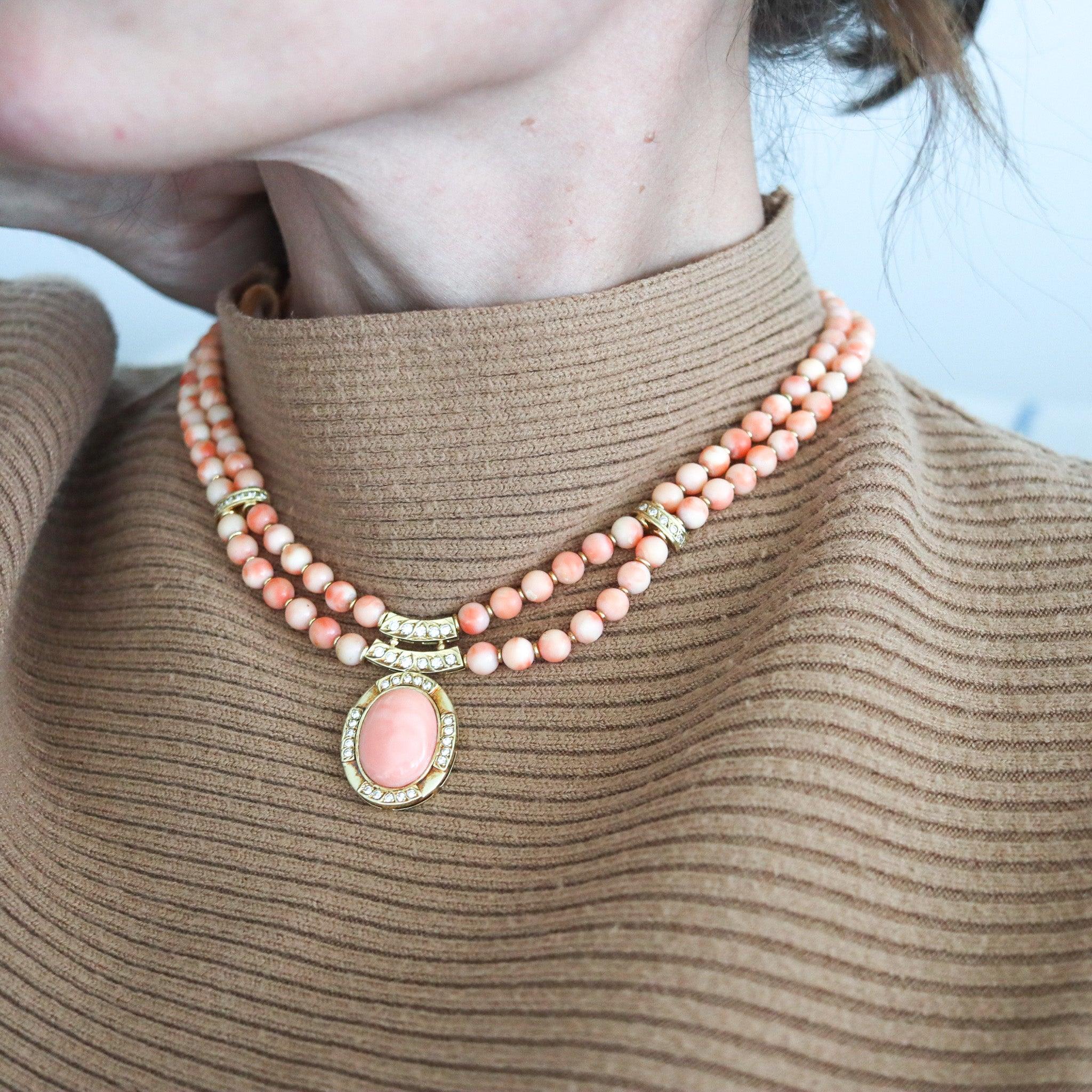 Collier moderniste italien avec des coraux saumonés.

Ce magnifique collier moderniste a été créé en Italie dans les années 1970. Le collier a été conçu avec un look substantiel et audacieux, avec des parties en or jaune massif de 18 carats avec une