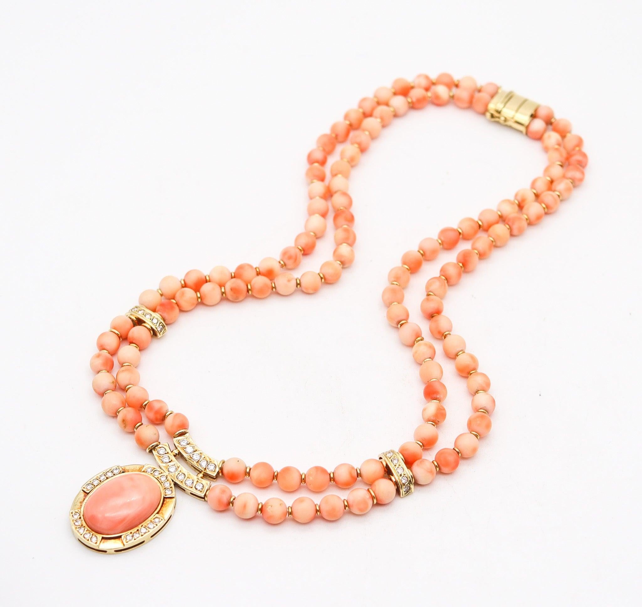 Moderniste Collier moderniste italien de 1970 en or jaune 18 carats avec diamants et corails en vente