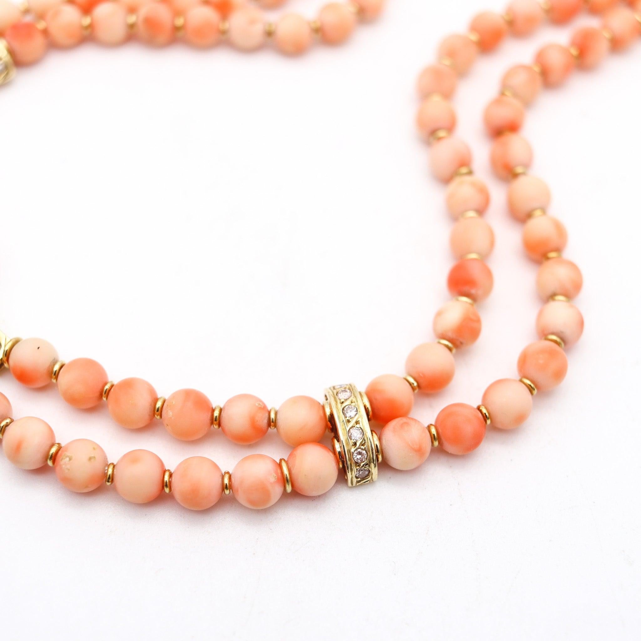 Collier moderniste italien de 1970 en or jaune 18 carats avec diamants et corails Excellent état - En vente à Miami, FL