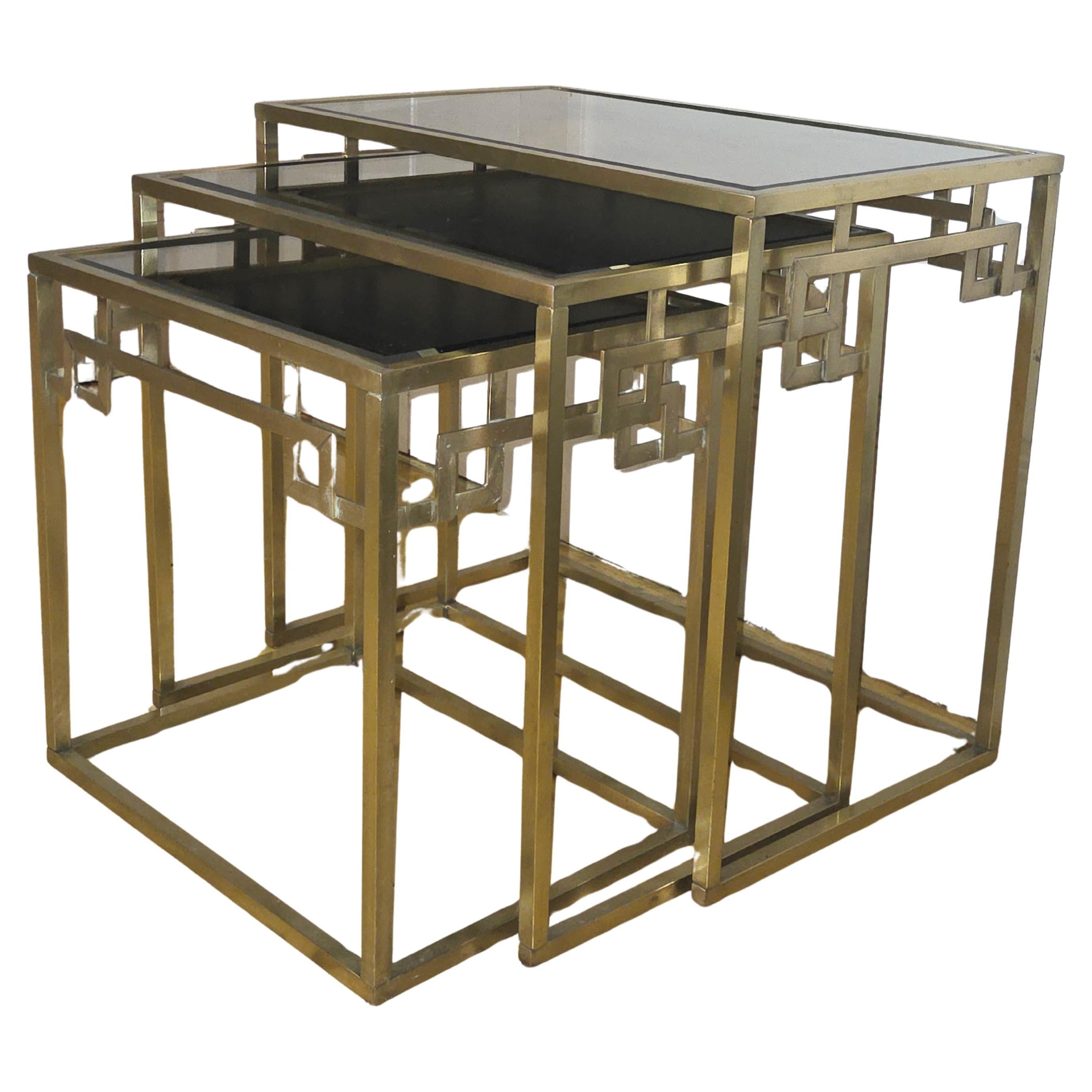 Italian 1970 Nest of Tables Solid Brass Greek Key Side Tables Bronze Mirror Tops in vendita