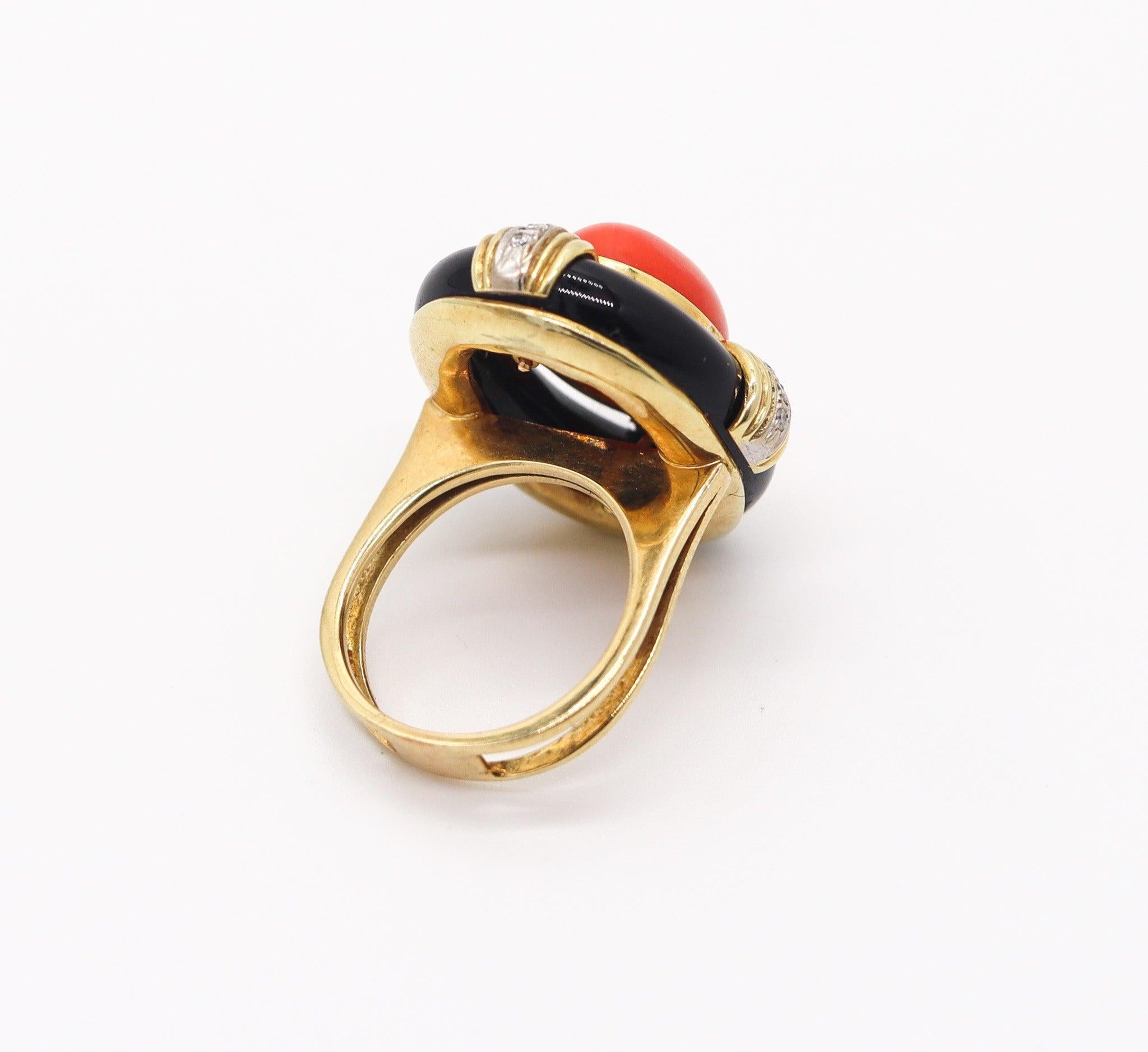 ITALIAN 1970 Retro Modern Cocktail Ring In 18Kt Gold With Coral, Diamonds & Onyx In Excellent Condition For Sale In Miami, FL