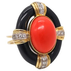 ITALIAN 1970 Retro Modern Cocktail Ring In 18Kt Gold With Coral, Diamonds & Onyx