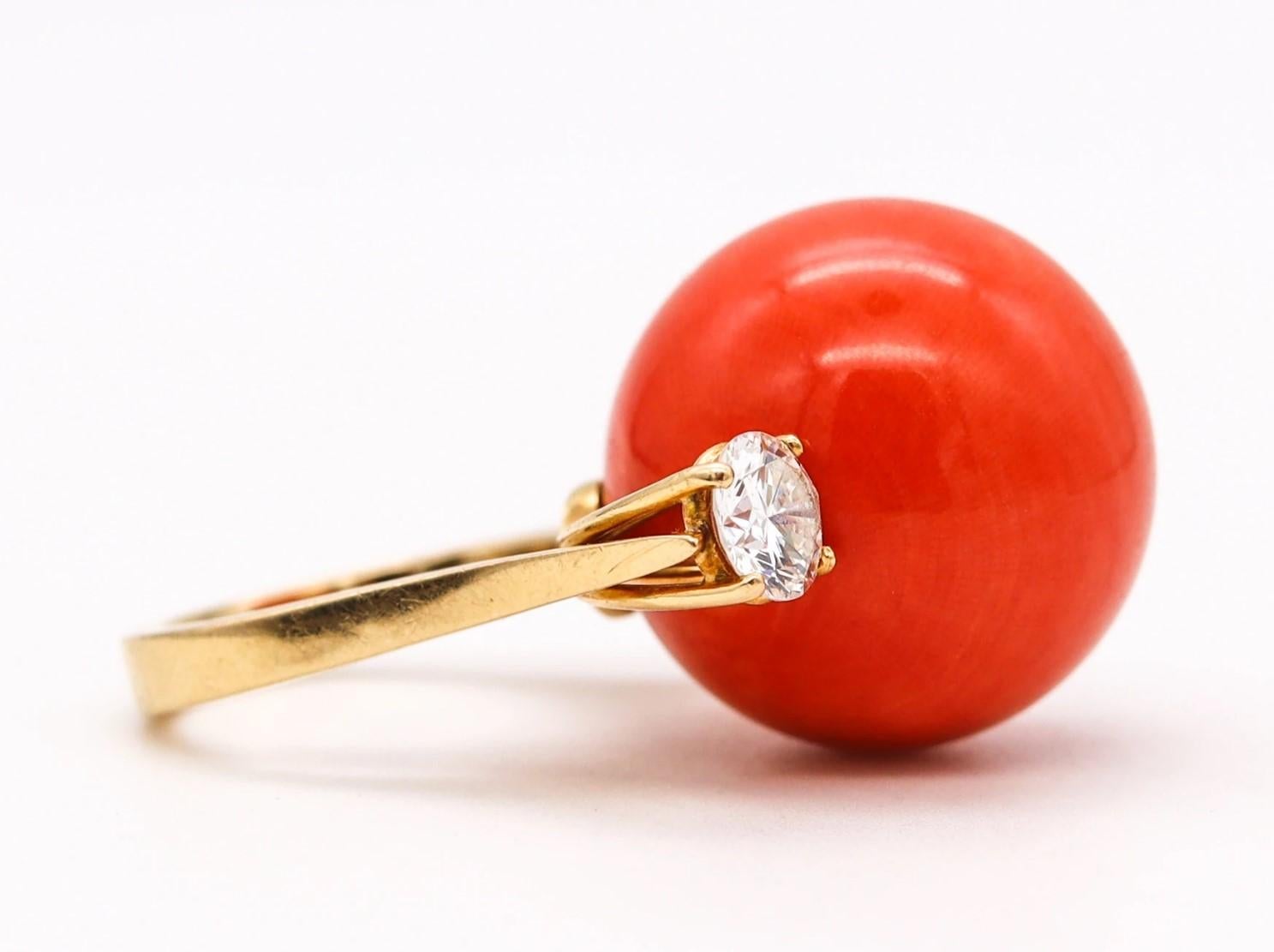 Mixed Cut Italian 1970 Retro-Modernist Cocktail Ring 18Kt Gold 27.17 Ctw Diamonds & Coral