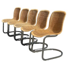 Italienische Cidue Esszimmerstühle aus den 1970er Jahren mit verchromter Struktur und Sitzgelegenheiten aus Geflecht.