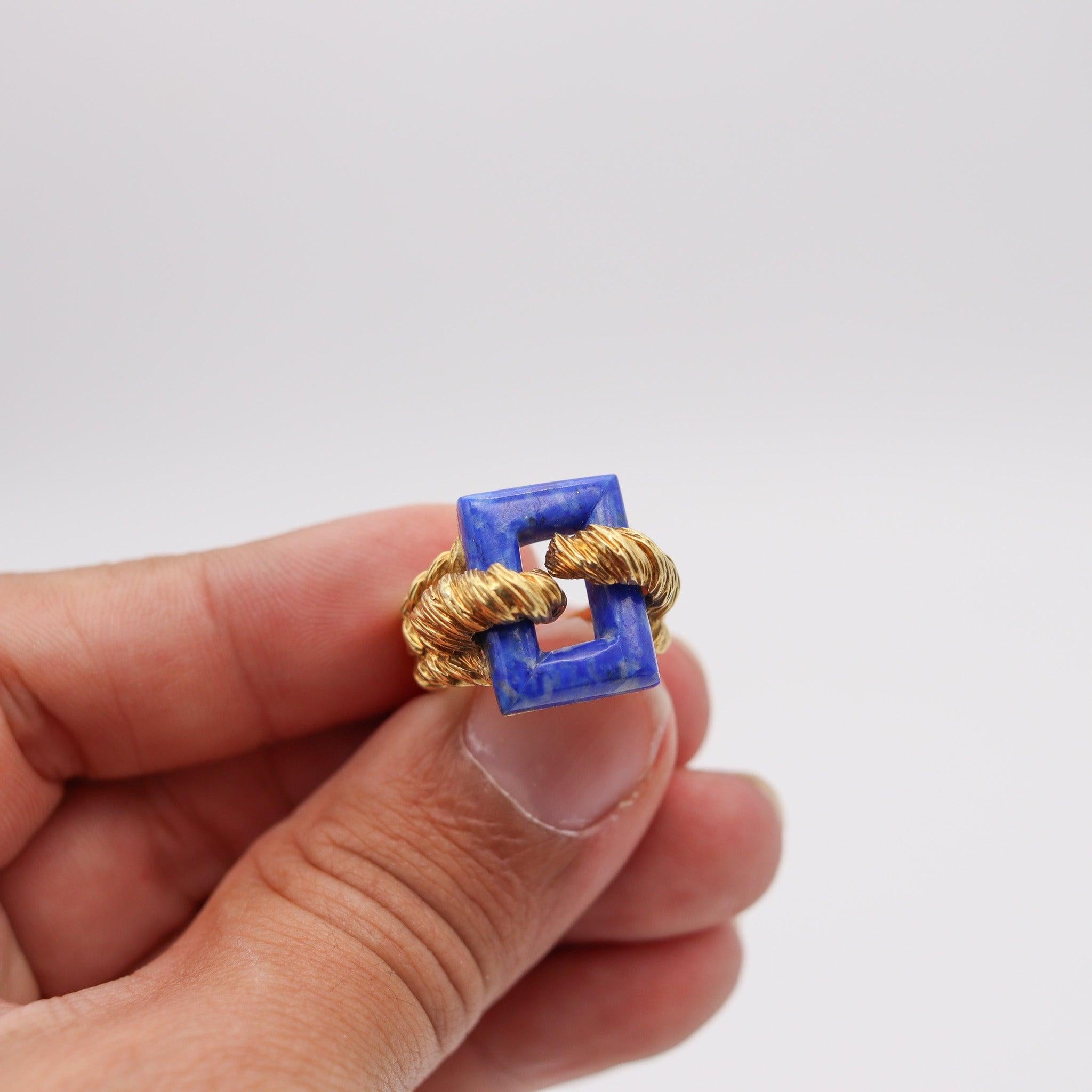 Bague moderniste italienne torsadée en or jaune massif 18 carats avec lapis-lazuli, 1970 en vente 4