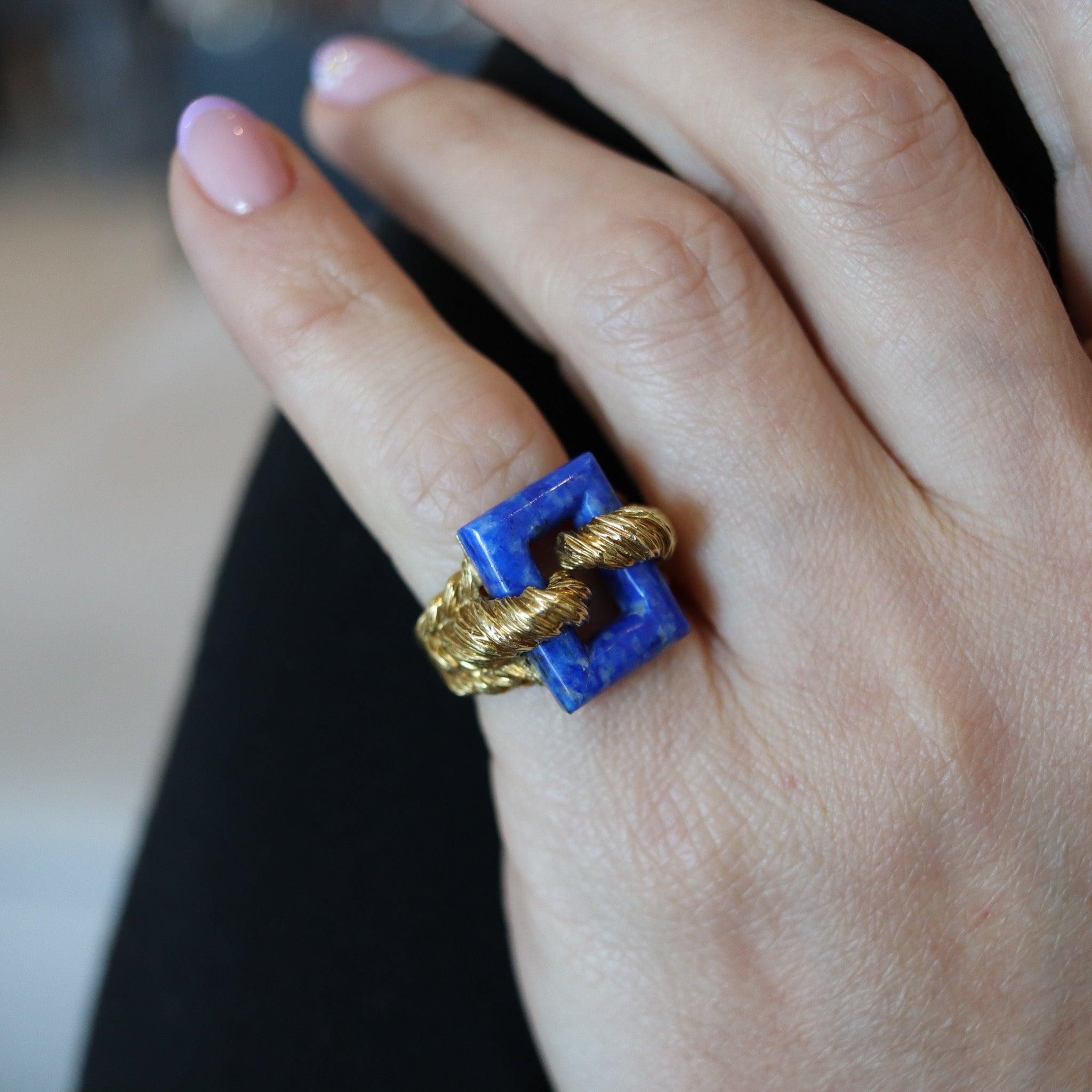 Bague moderniste italienne avec lapis-lazuli.

Il s'agit d'une étonnante bague de cocktail, créée en Italie au début des années 1970 avec des motifs rétro-modernistes complexes. Cette bague inhabituelle a été fabriquée à partir de cordes torsadées,