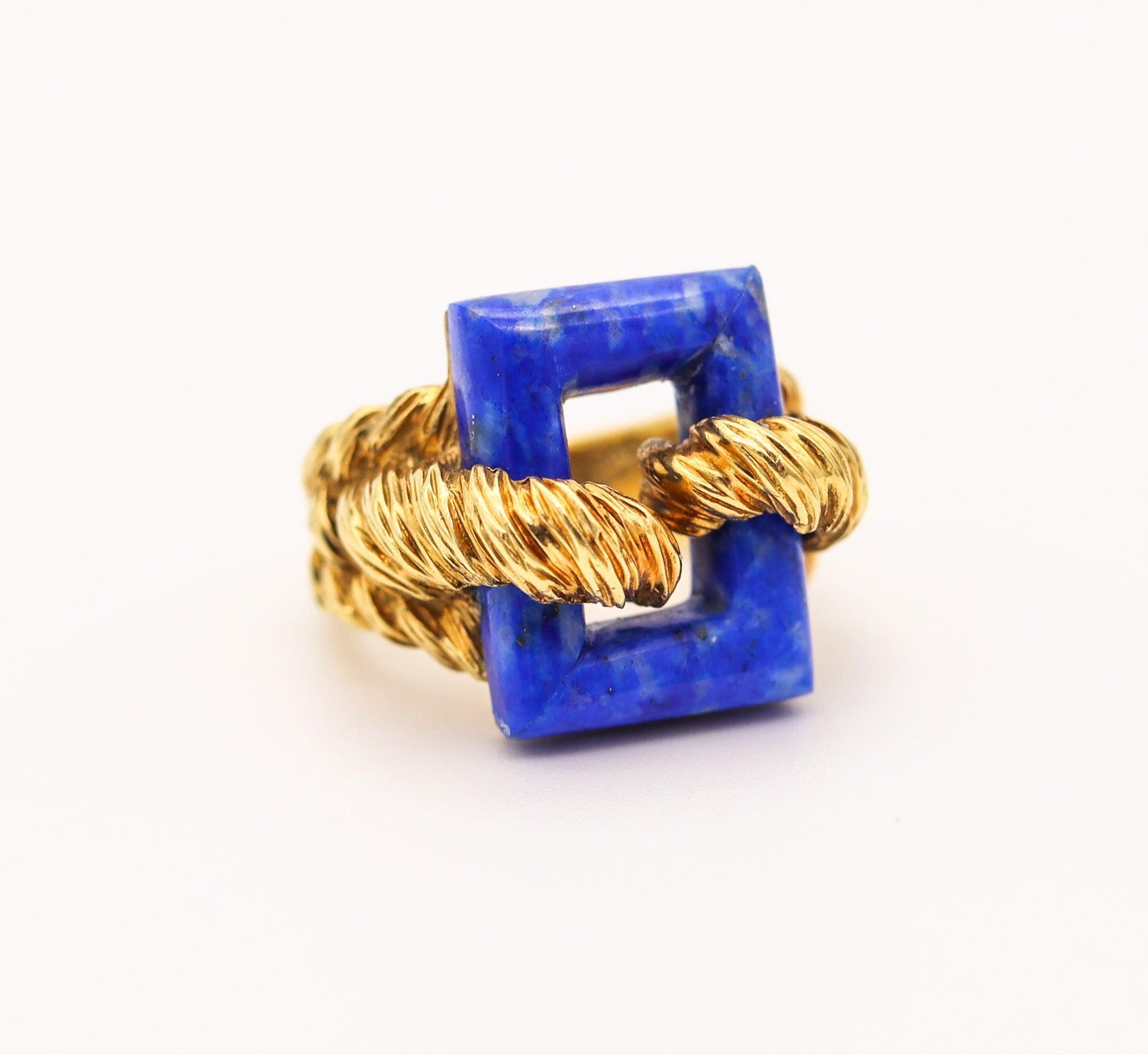 Moderniste Bague moderniste italienne torsadée en or jaune massif 18 carats avec lapis-lazuli, 1970 en vente