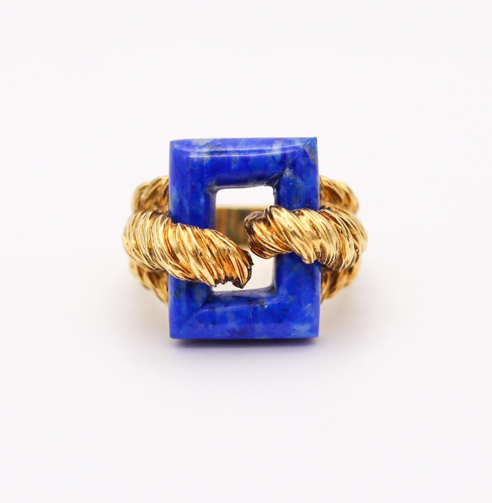 Taille carrée Bague moderniste italienne torsadée en or jaune massif 18 carats avec lapis-lazuli, 1970 en vente