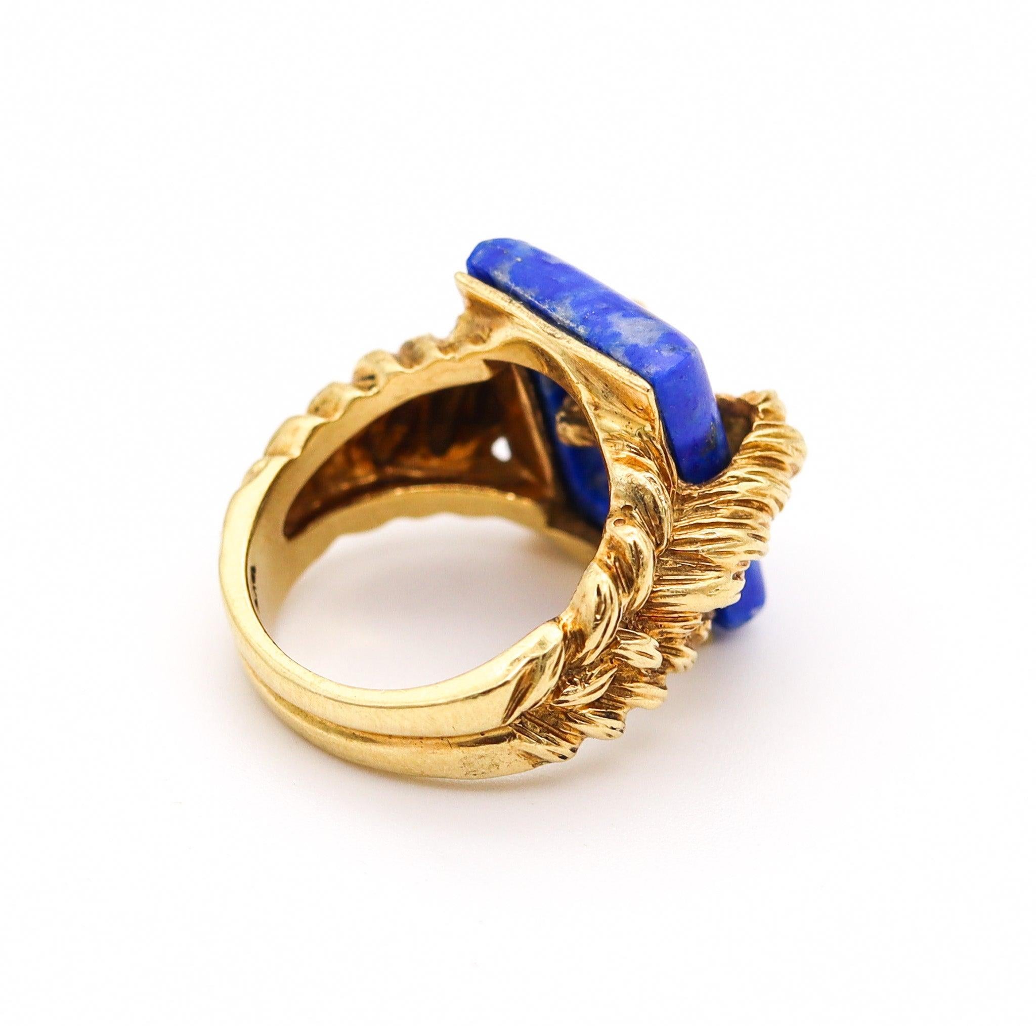 Bague moderniste italienne torsadée en or jaune massif 18 carats avec lapis-lazuli, 1970 Pour femmes en vente