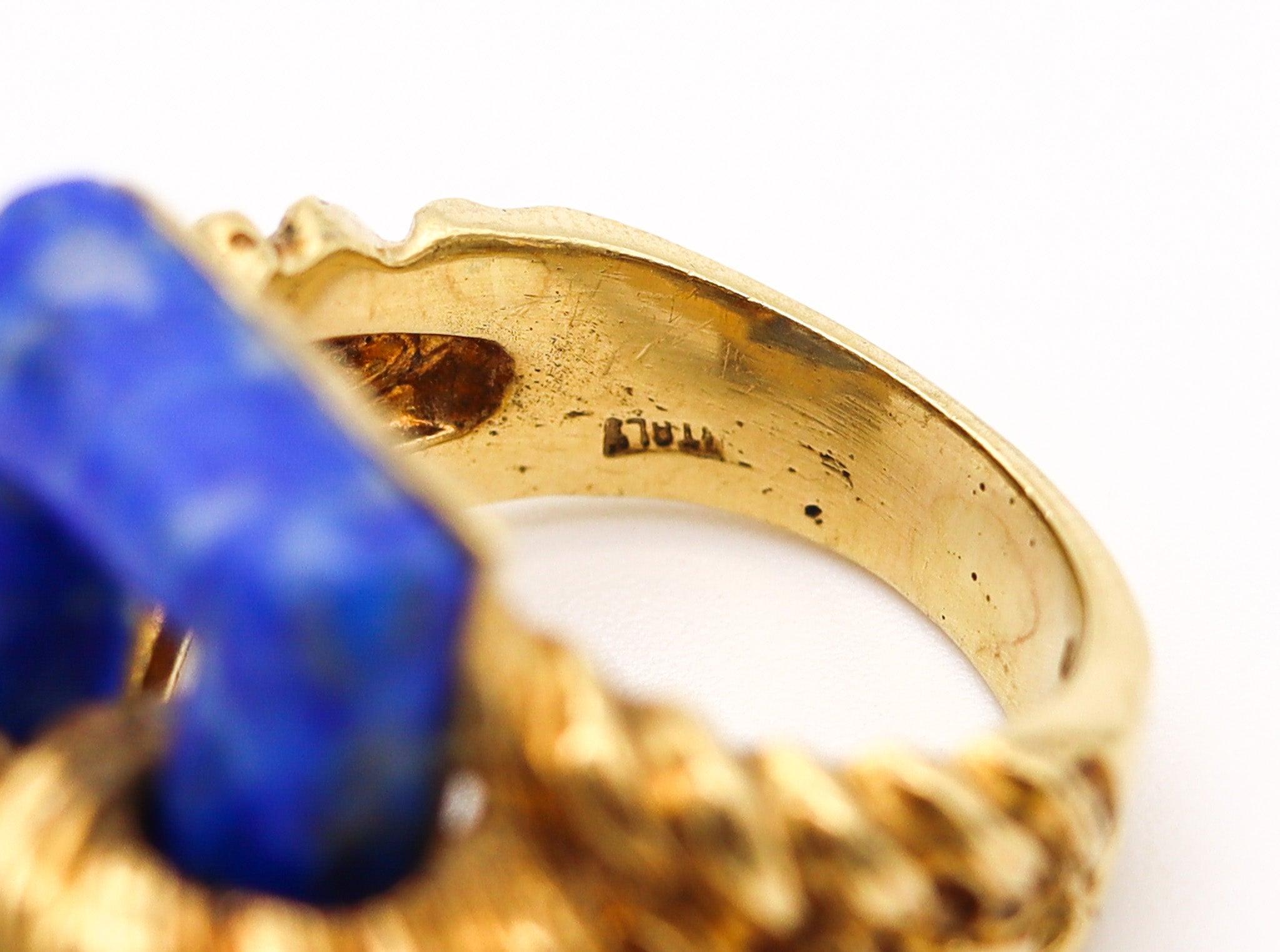 Bague moderniste italienne torsadée en or jaune massif 18 carats avec lapis-lazuli, 1970 en vente 1