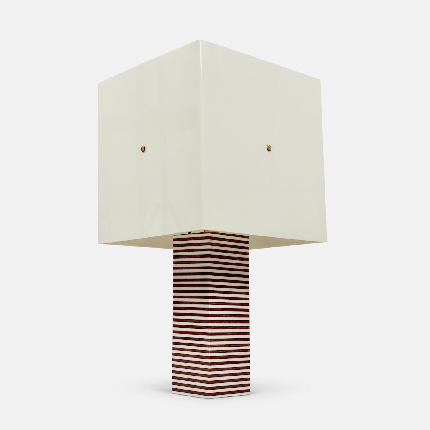 Élégante lampe de table italienne des années 1970 en acrylique rayé, composée de couches marbrées contrastées de forme géométrique, avec abat-jour original en acrylique blanc monté sur laiton, dans le style de Romeo Rega. Colonne rectangulaire en