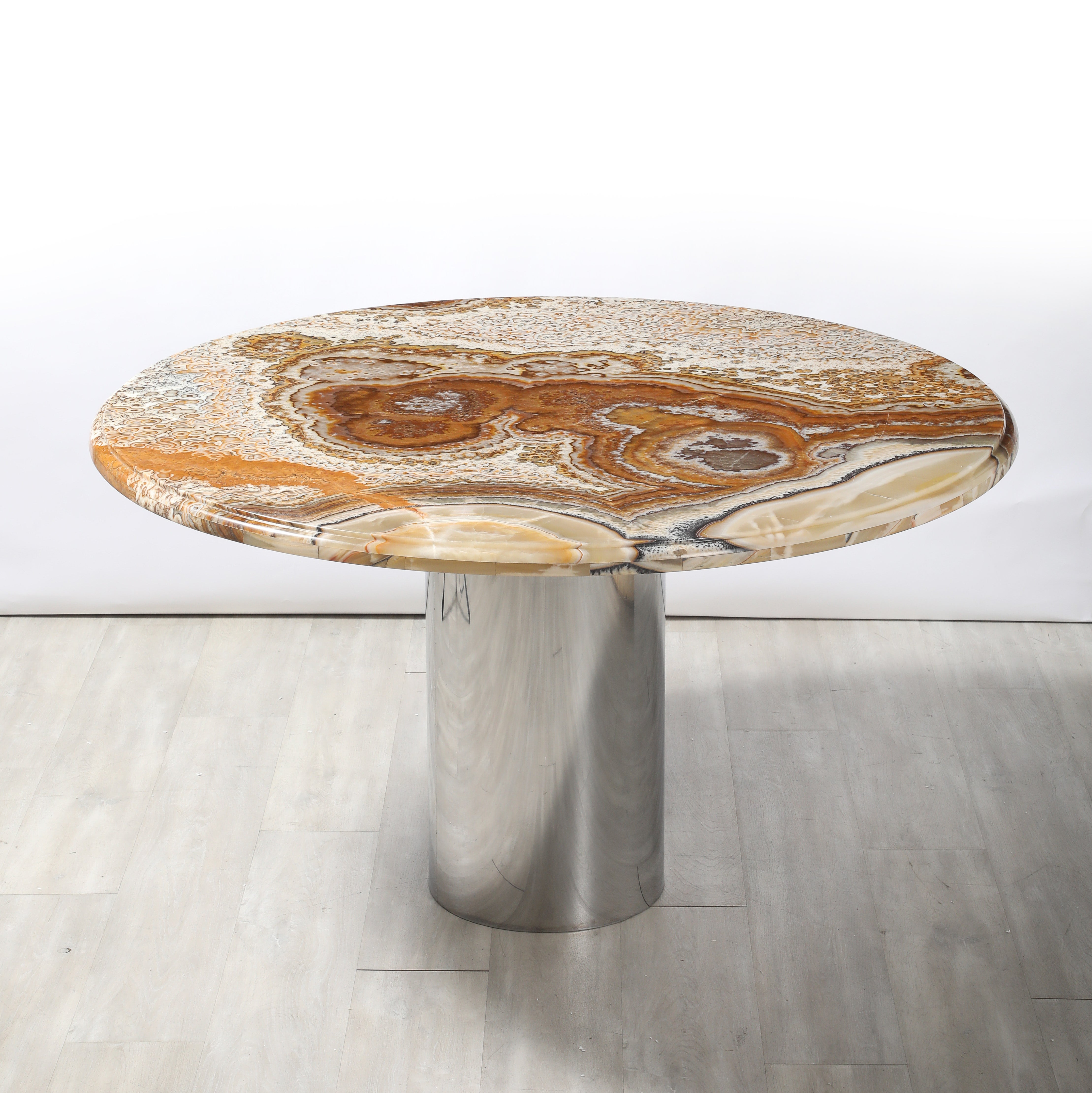 Magnifique table de salle à manger ou table centrale italienne en pierre d'agate des années 1970, avec une base cylindrique chromée.  Le plateau circulaire en agate est doté d'un bord ogee chic.  Le contraste entre la pierre organique et l'élégance