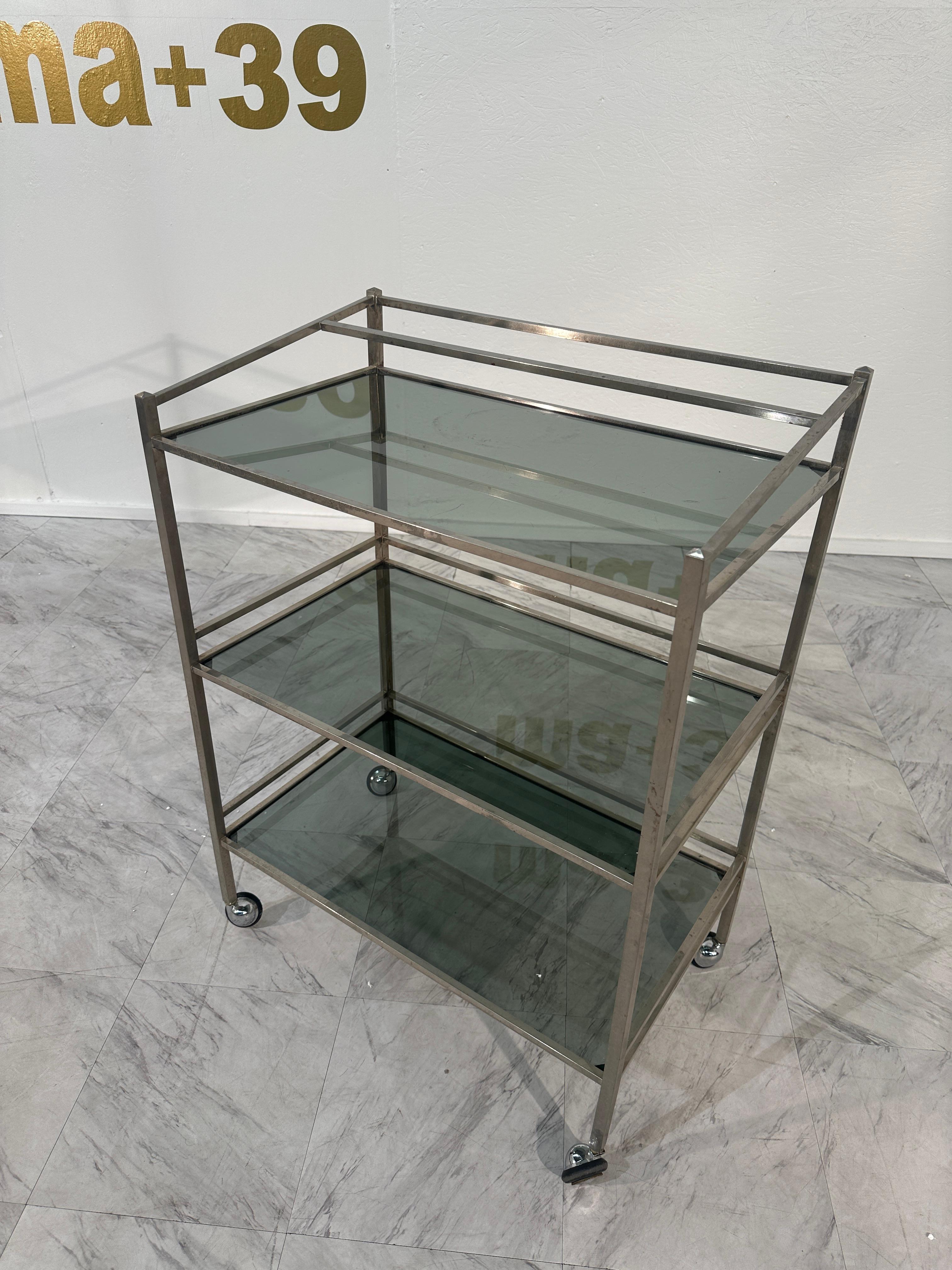 Italienischer 1970er Art Deco Revive Barwagen in Chrom, Rauchglas

Dies ist ein eleganter und raffinierter dreistöckiger Barwagen aus der italienischen Art-Déco-Revival-Periode der 1970er Jahre. Der minimalistische Chromrahmen verleiht ihm einen