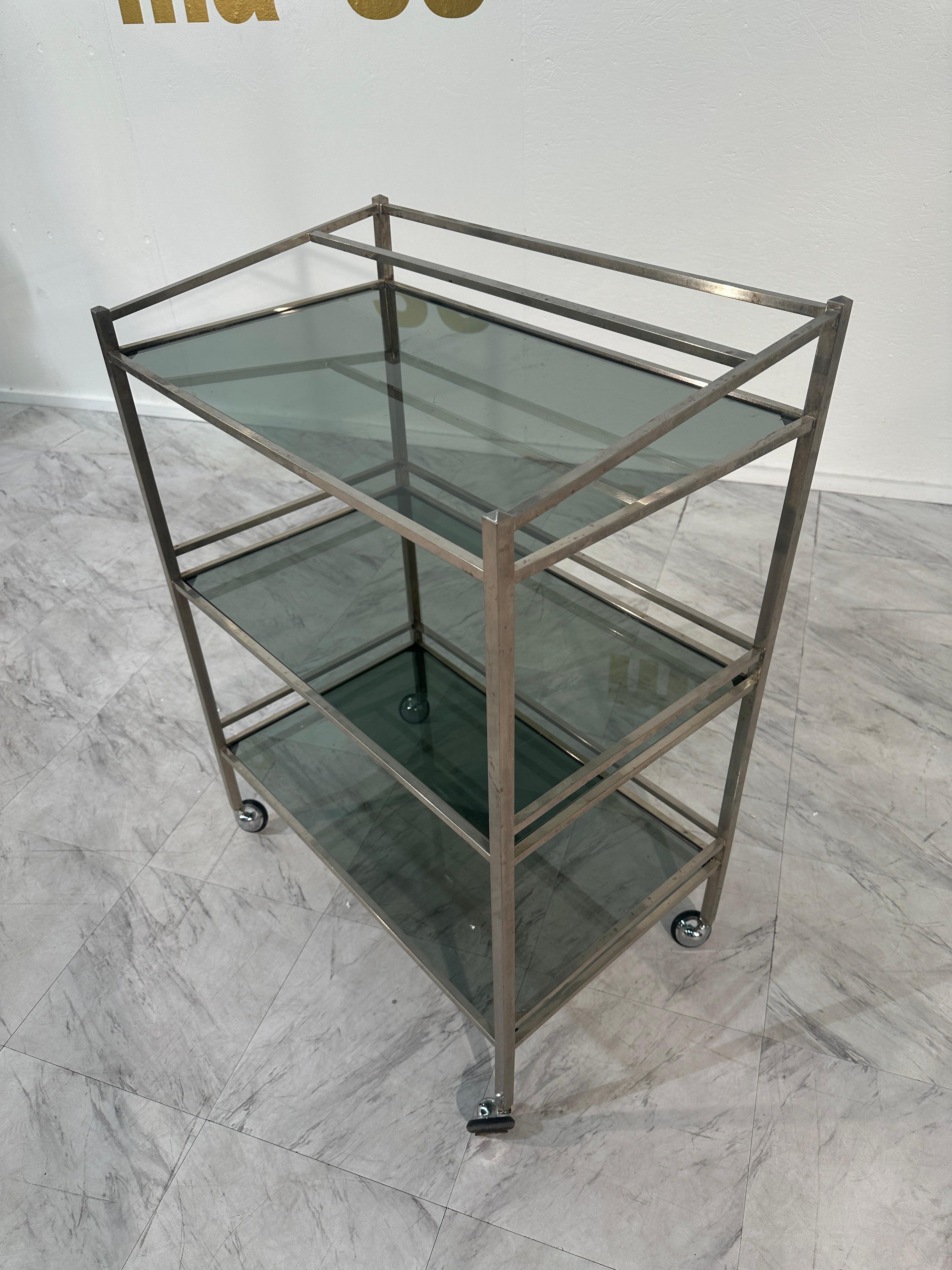 Italienischer 1970er Art Deco Revive Barwagen in Chrom, Rauchglas im Zustand „Gut“ im Angebot in Los Angeles, CA