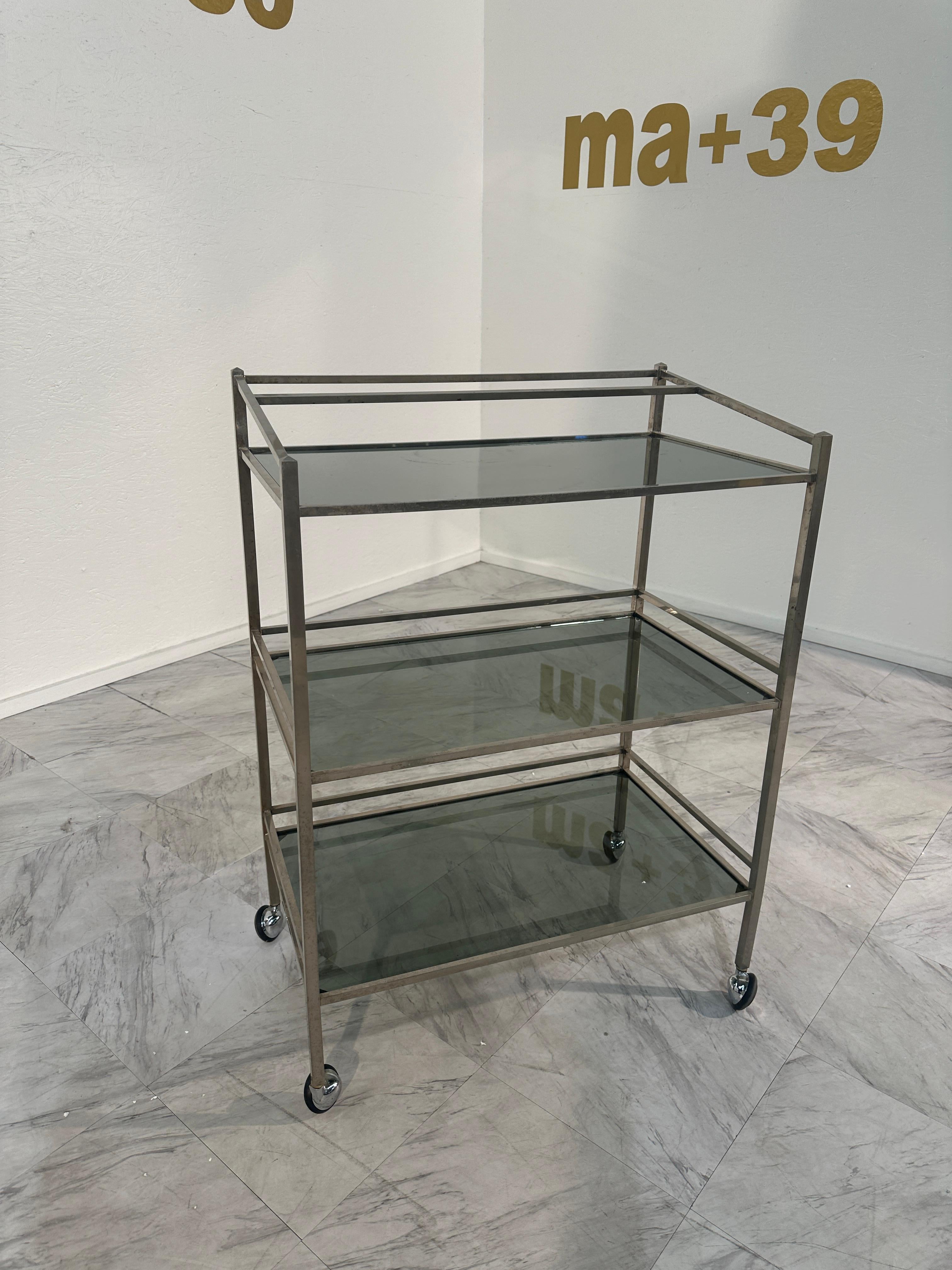 Italienischer 1970er Art Deco Revive Barwagen in Chrom, Rauchglas im Angebot 1