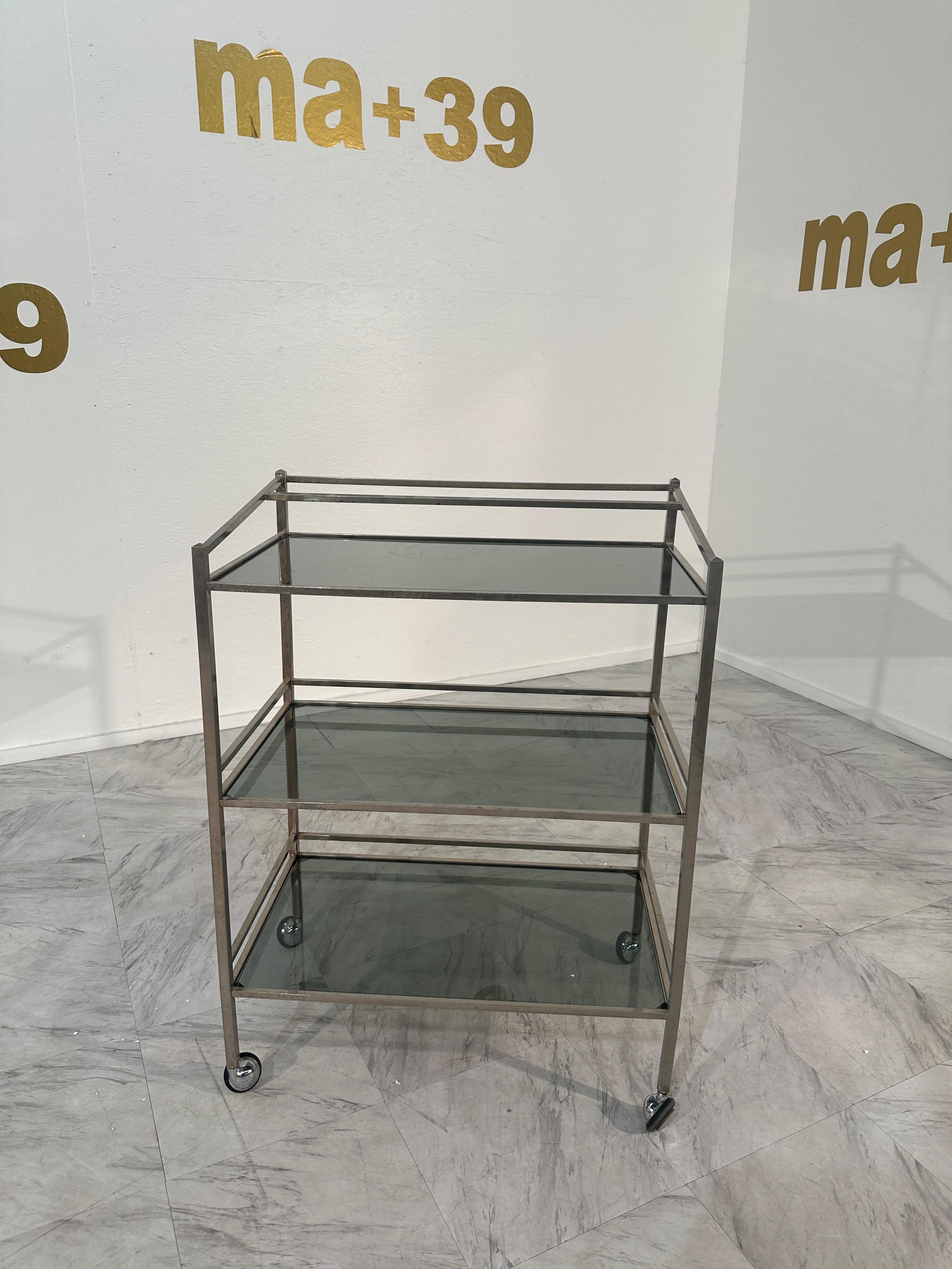 Italienischer 1970er Art Deco Revive Barwagen in Chrom, Rauchglas im Angebot 2