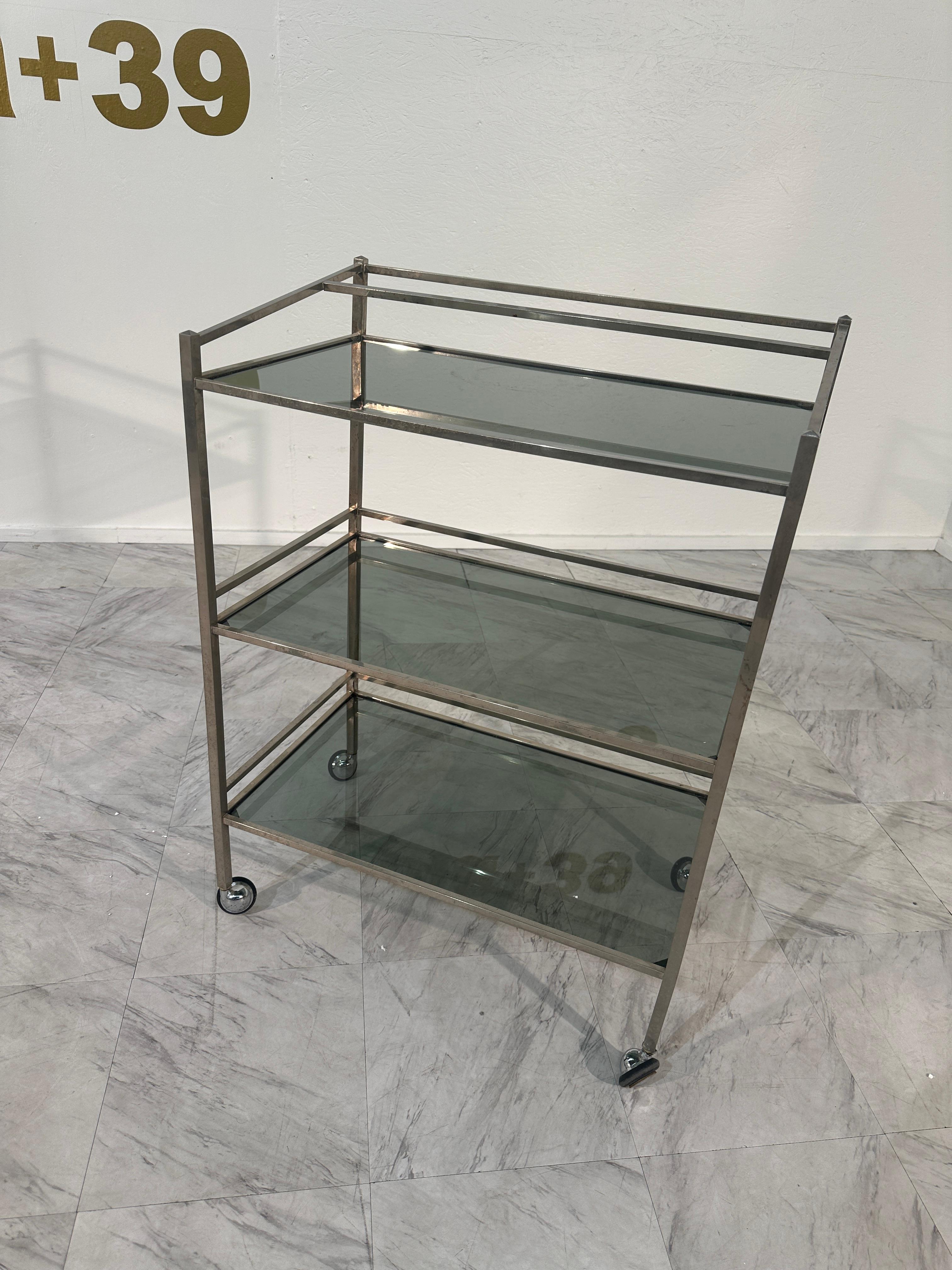 Italienischer 1970er Art Deco Revive Barwagen in Chrom, Rauchglas im Angebot 3