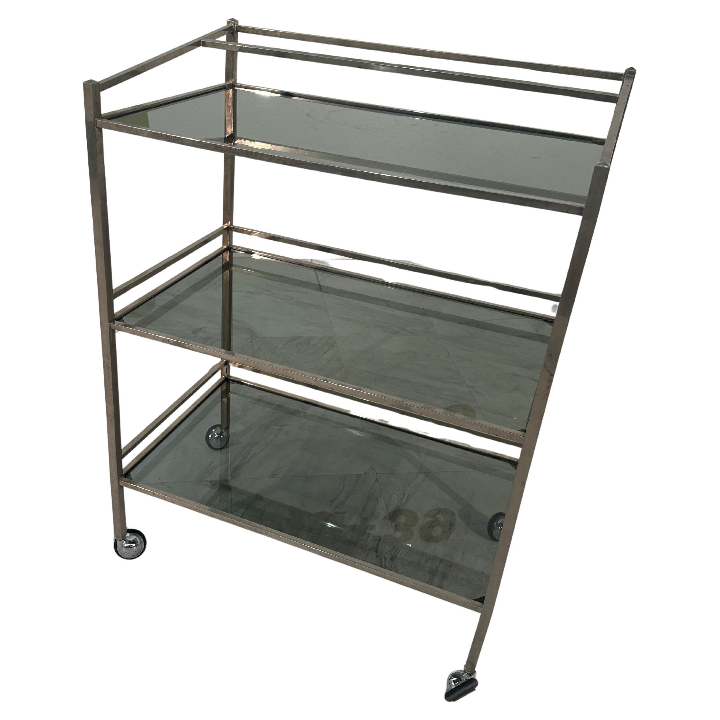 Italienischer 1970er Art Deco Revive Barwagen in Chrom, Rauchglas