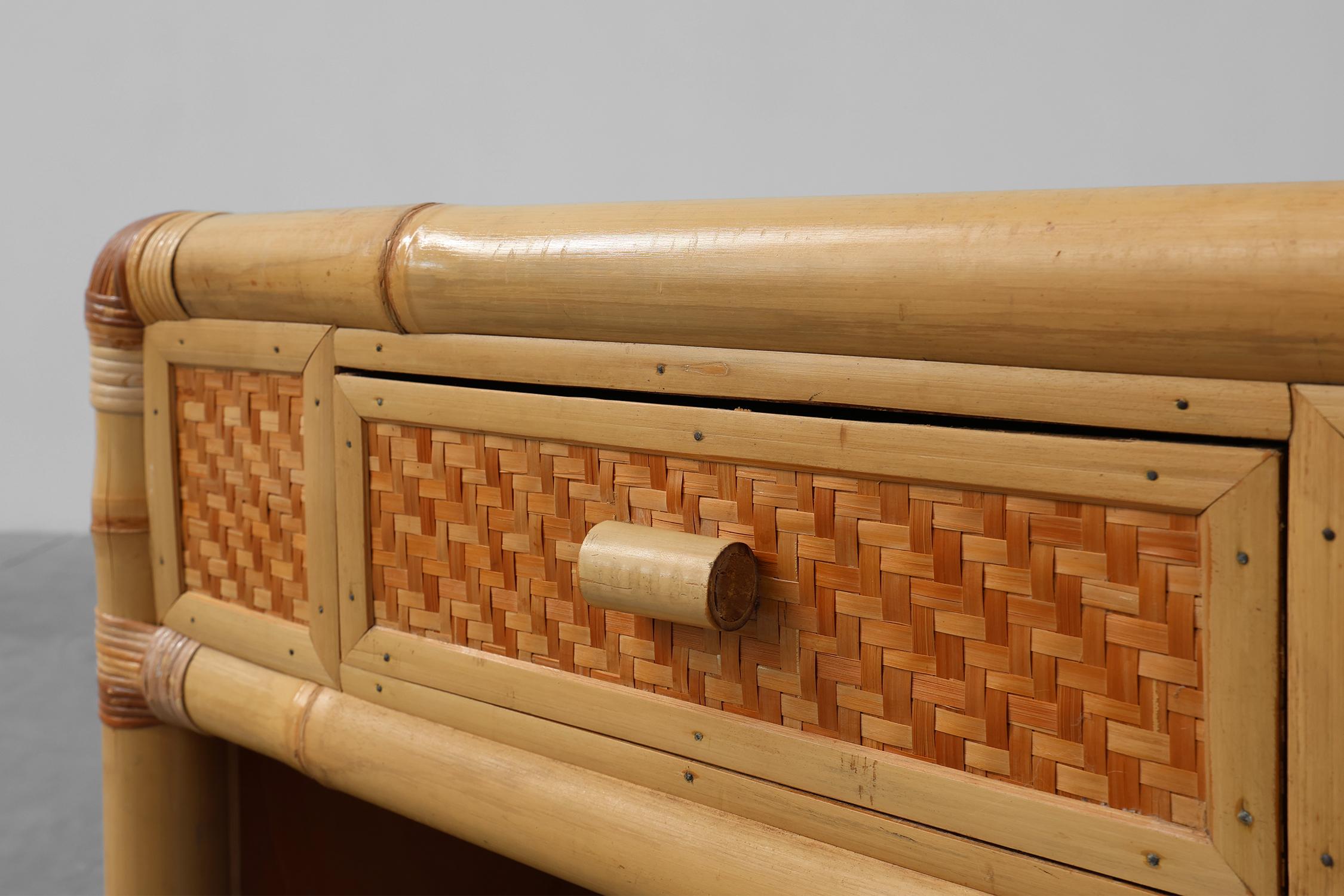 Italien / 1970 / Kommode / Bambus, Weide / Regency / Mitte des Jahrhunderts / Vintage

Nachttisch aus Bambus und Korbgeflecht oder kleine Kommode. Ausgestattet mit einer Schublade und reichlich Platz auf der Oberseite für Ihre Utensilien oder