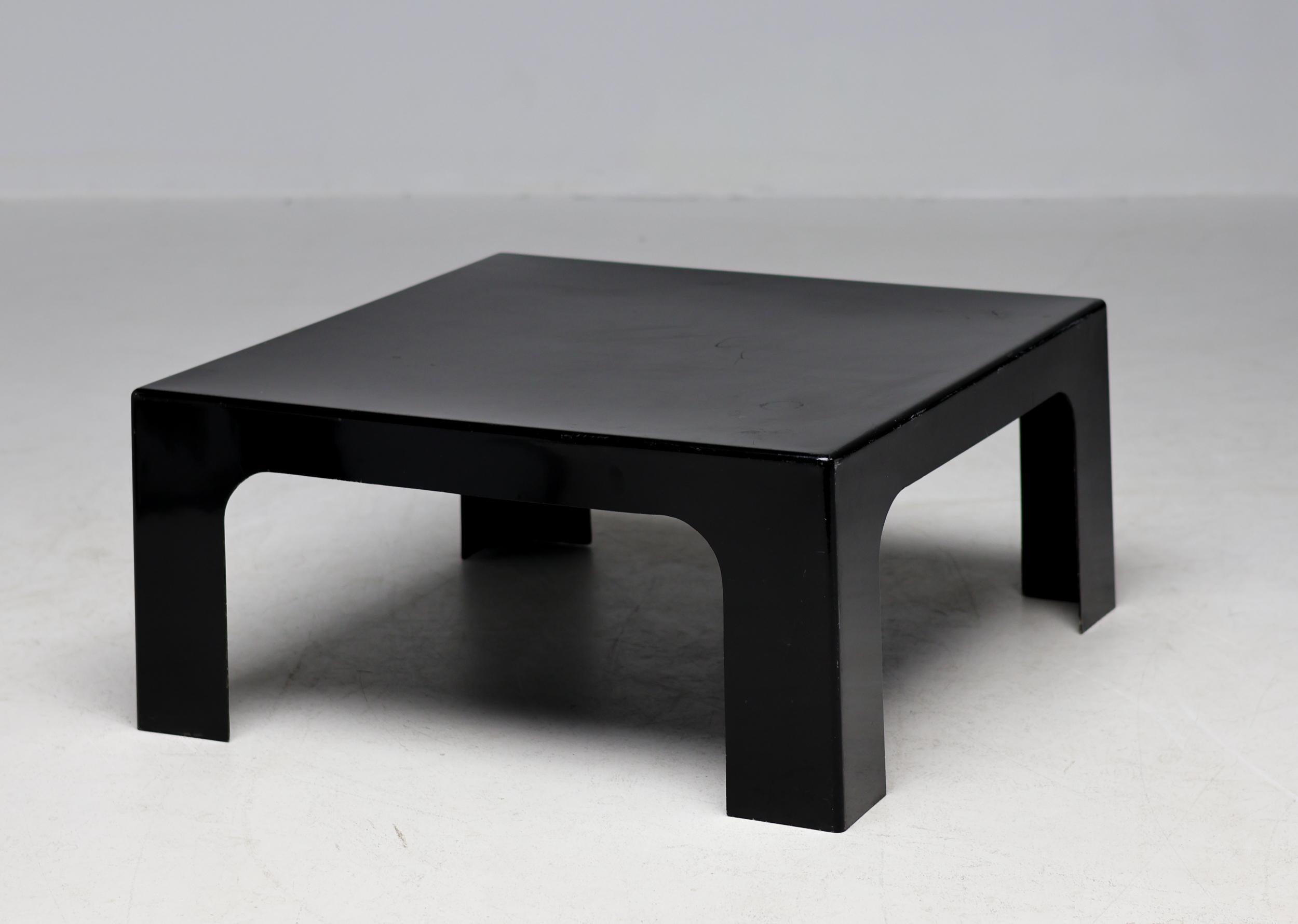Italian 1970s Black Fiberglass Square Coffee Table For Sale 2