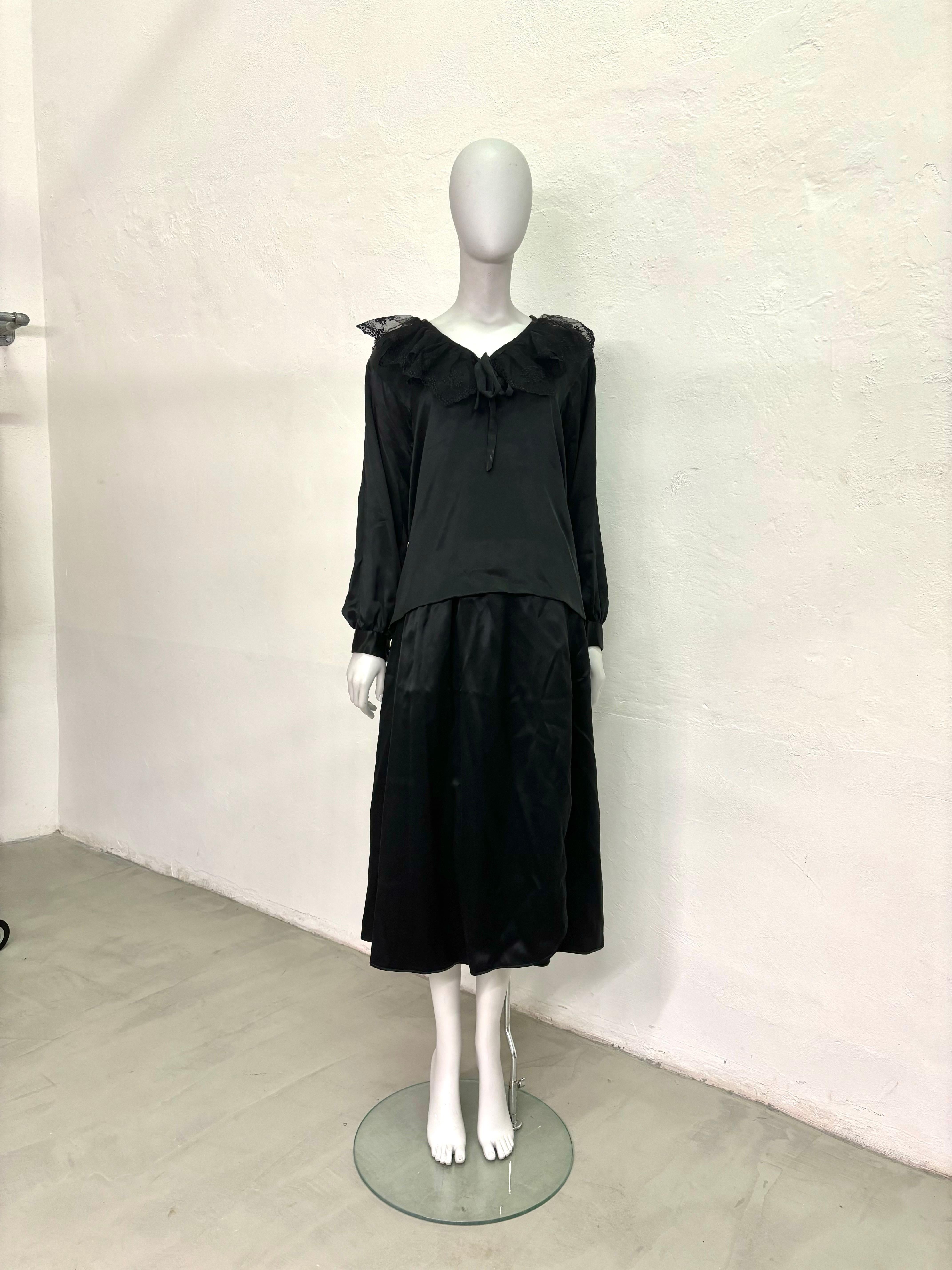 Italienische Vintage-Maßschneiderbluse und Rockset aus den 1970er Jahren

Schwarze Seidenbluse mit edwardianisch inspiriertem Spitzenkragen
Schwarzer Seidenrock mit Seitenschlitz
Größenetikett fehlt, passt für M