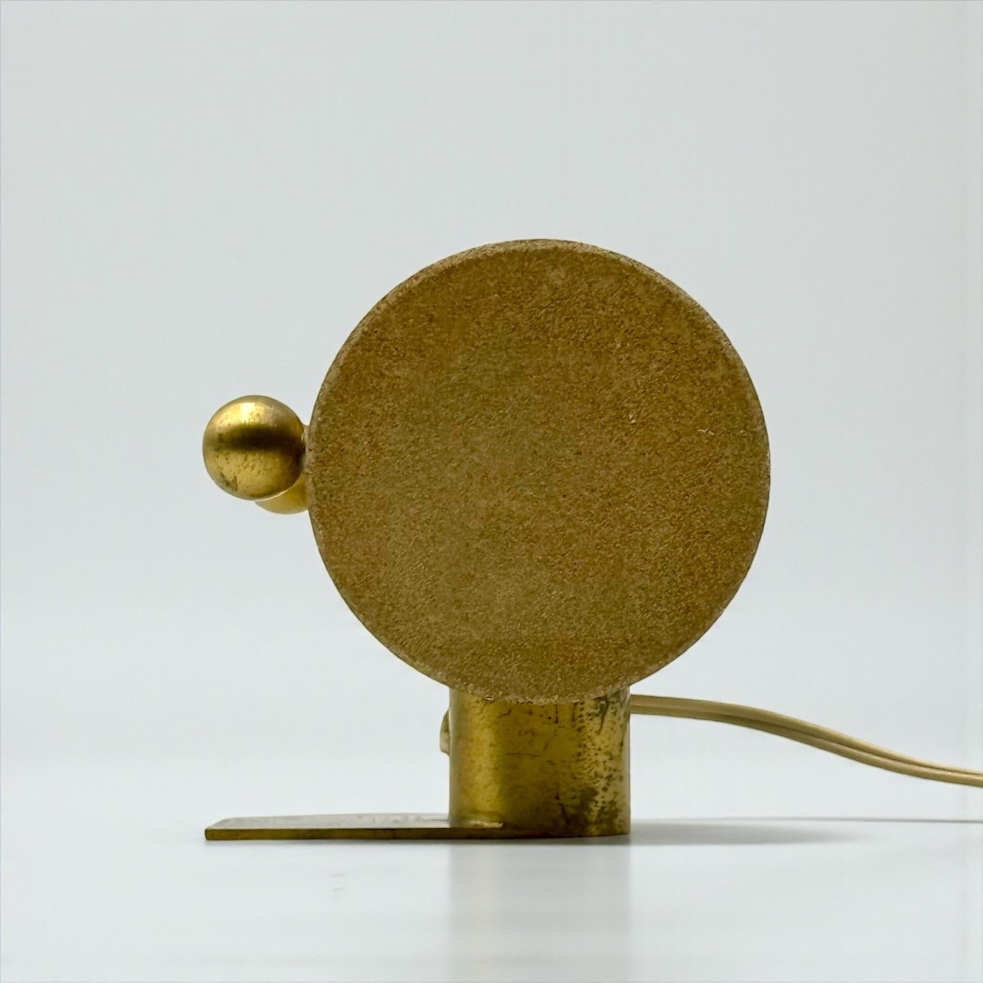 Lámpara de mesa Brutalista italiana de los años 70 en piedra reconstituida y latón en venta 5