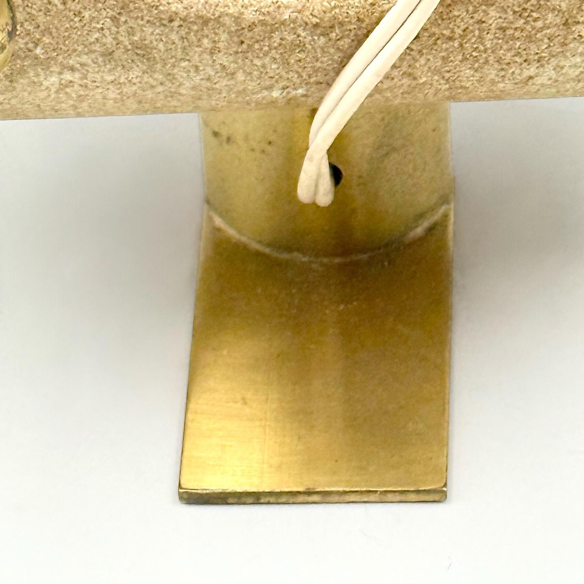 Lámpara de mesa Brutalista italiana de los años 70 en piedra reconstituida y latón en venta 8