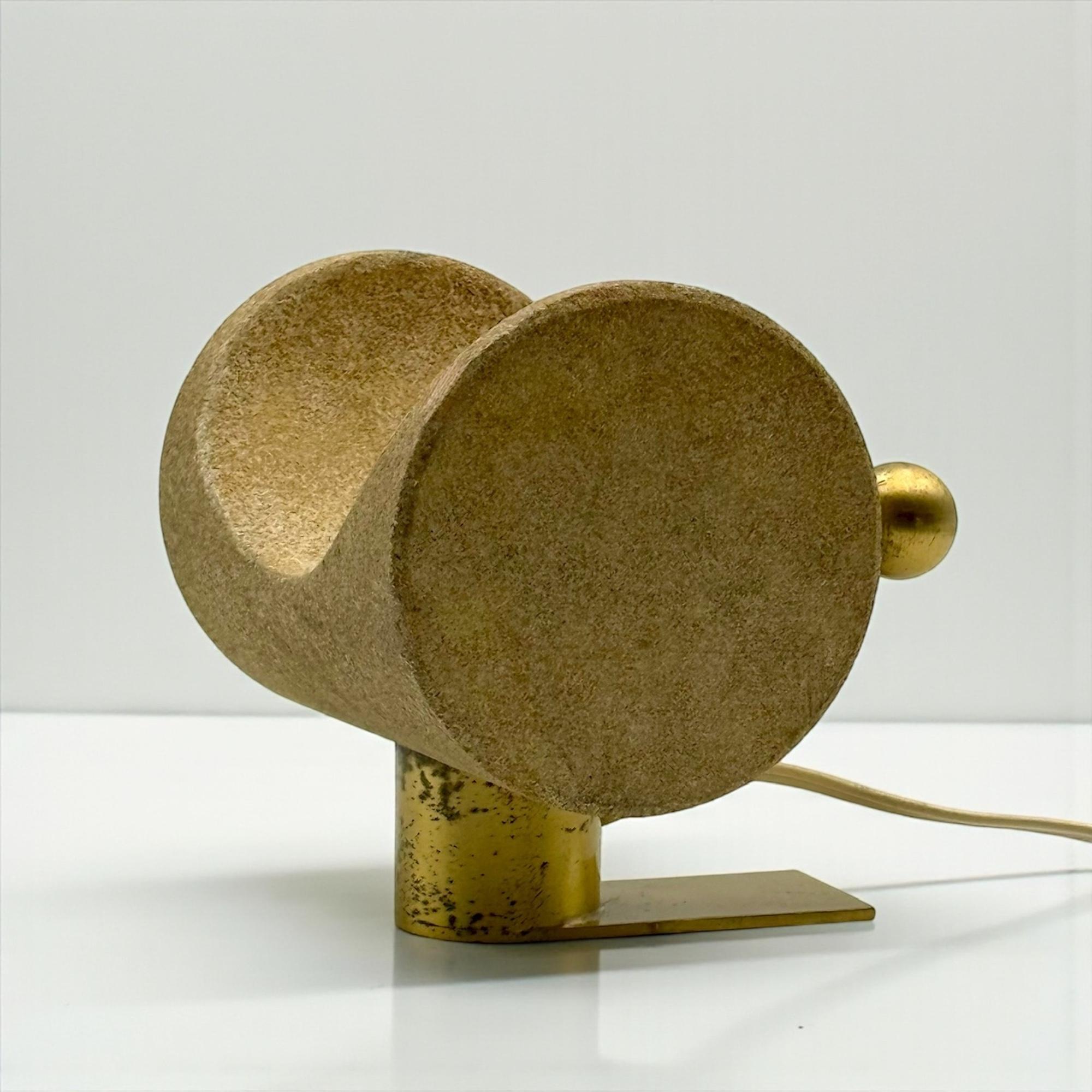Lámpara de mesa Brutalista italiana de los años 70 en piedra reconstituida y latón en venta 9