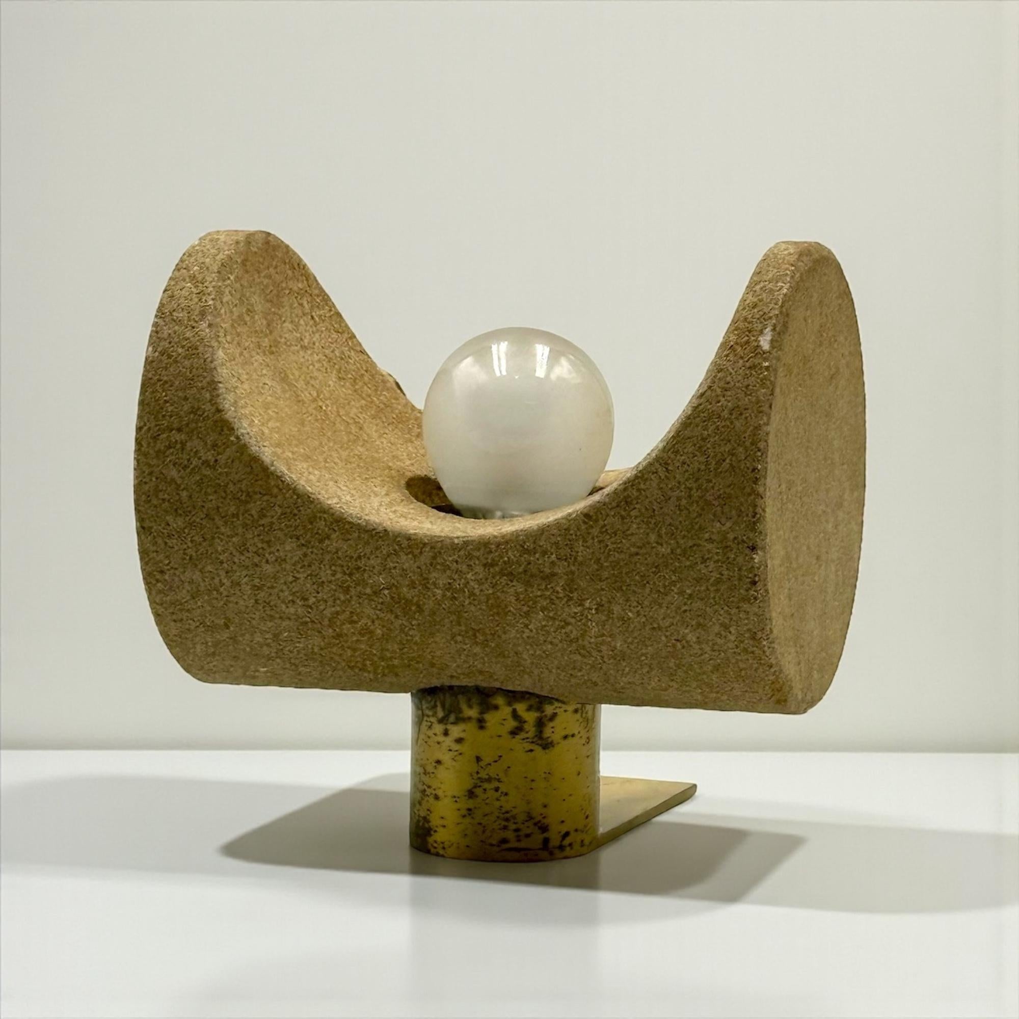 Lámpara de mesa Brutalista italiana de los años 70 en piedra reconstituida y latón en venta 10