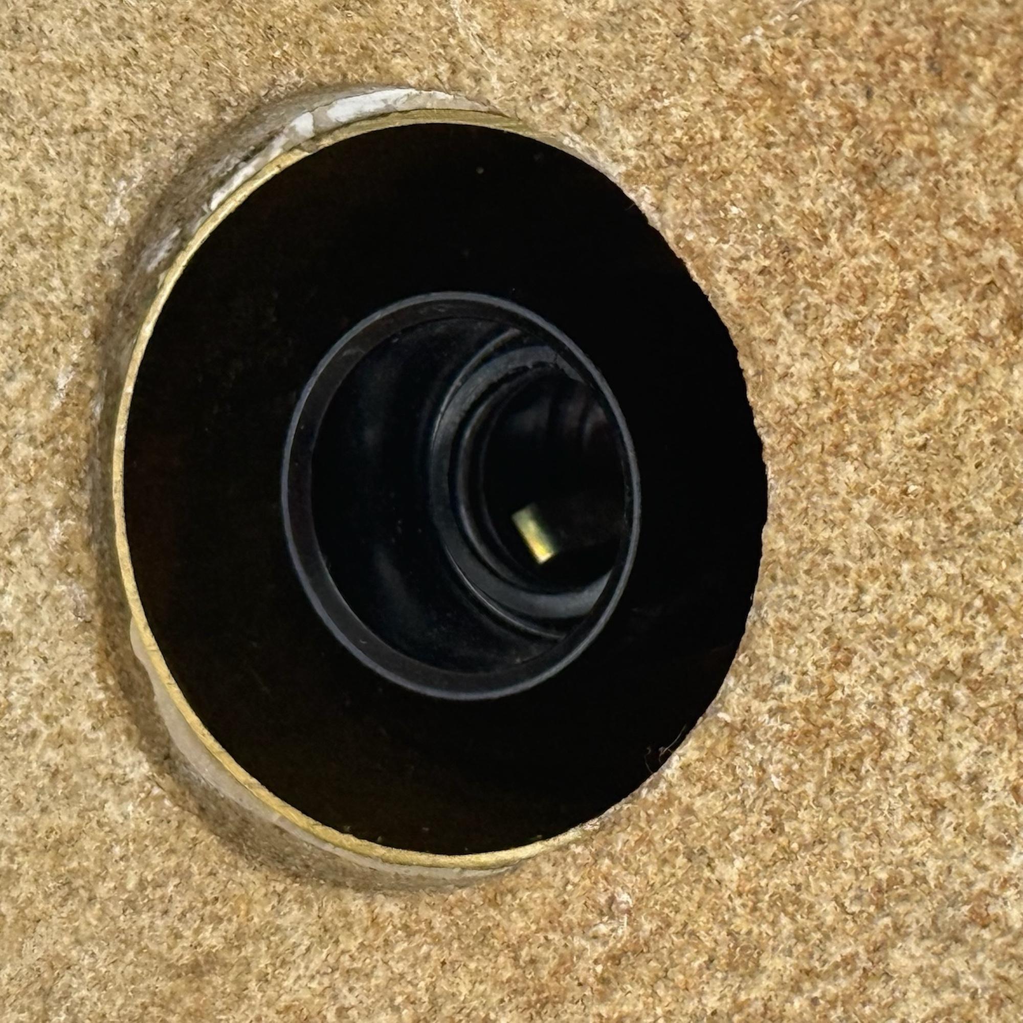 Esta lámpara de sobremesa, un sorprendente ejemplo de la iluminación Brutalista italiana de los años 70, combina el rigor arquitectónico con el carácter artesanal. Hecho de piedra reconstituida y latón, refleja la experimentación de materiales que