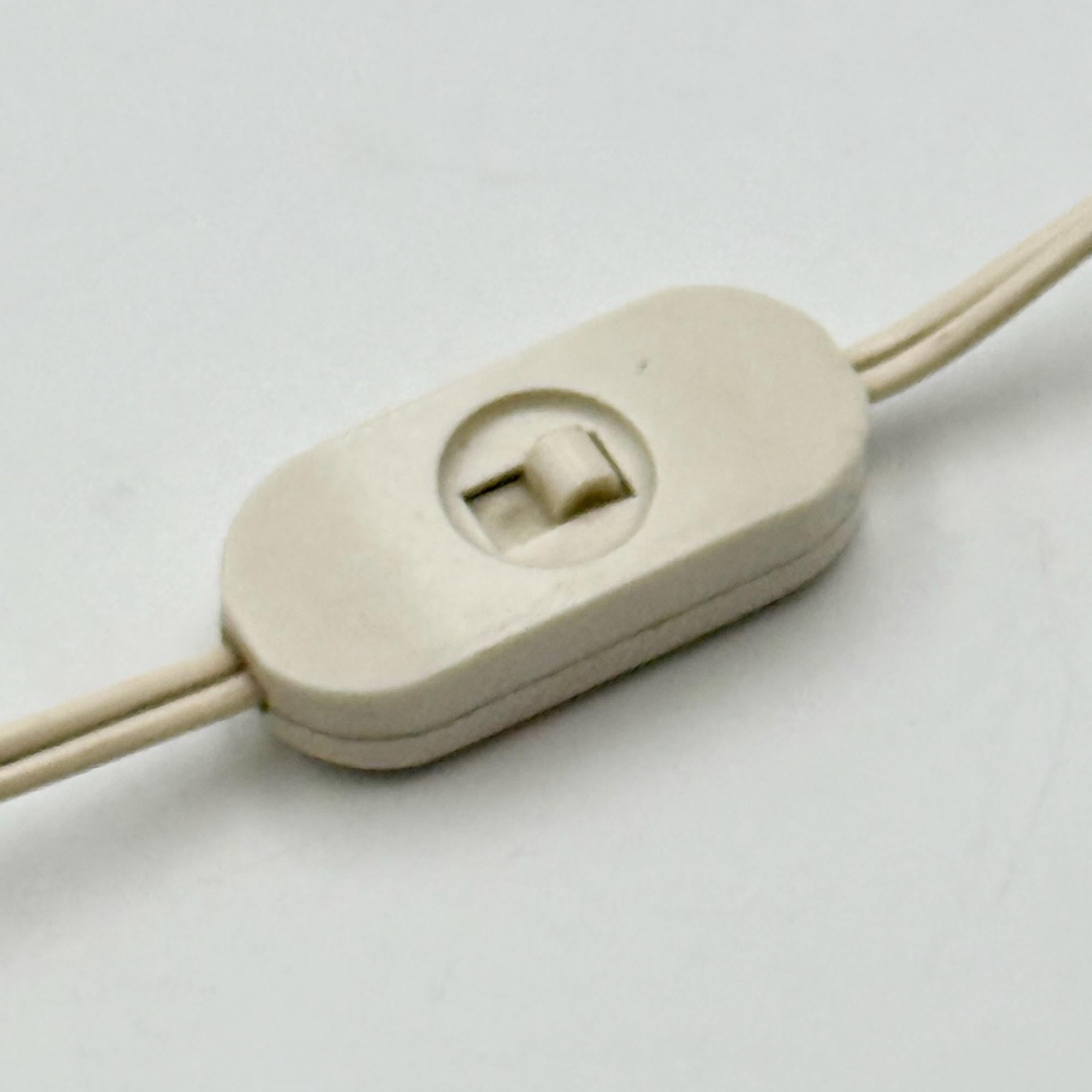 Lámpara de mesa Brutalista italiana de los años 70 en piedra reconstituida y latón Italiano en venta