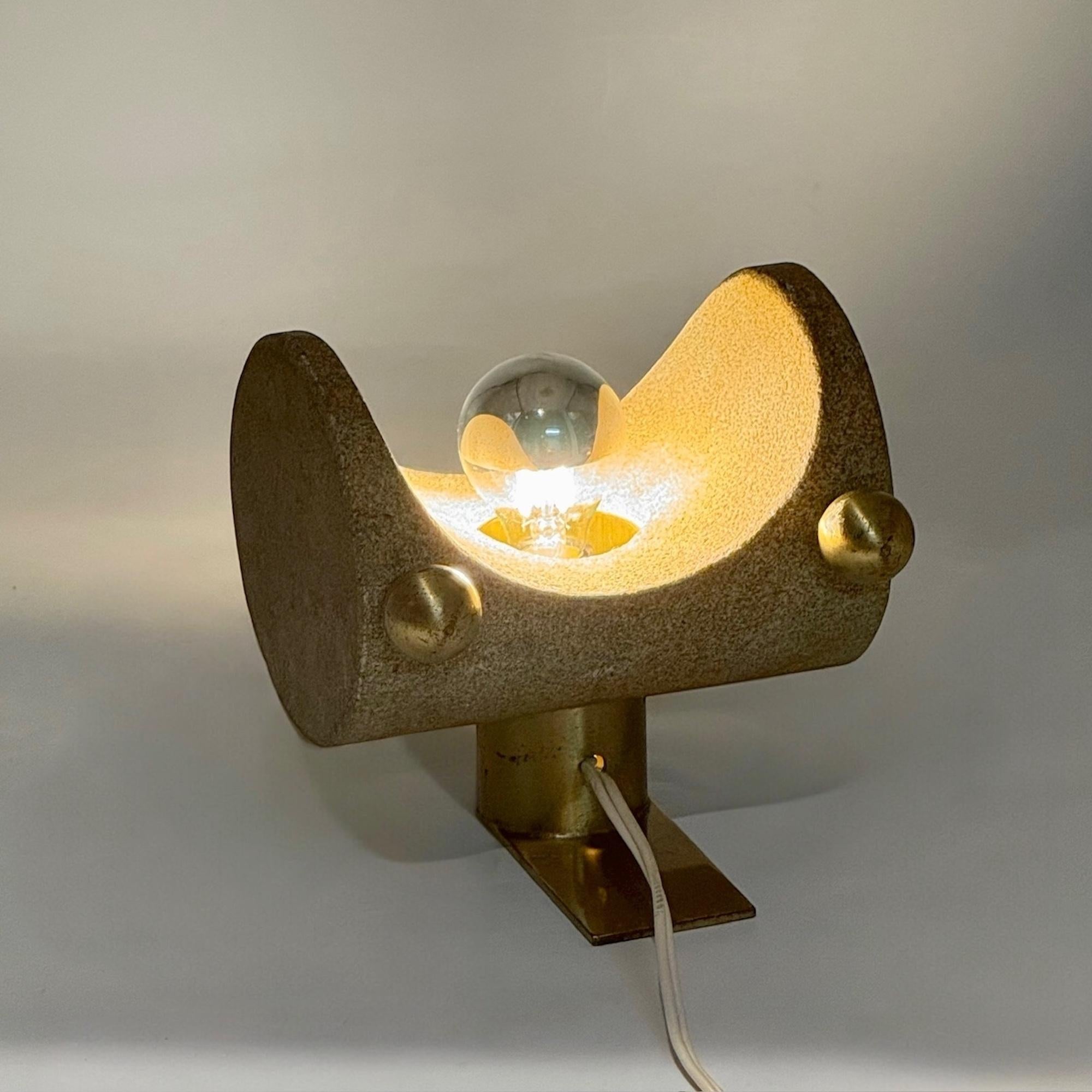 Lámpara de mesa Brutalista italiana de los años 70 en piedra reconstituida y latón en Bueno estado para la venta en San Benedetto Del Tronto, IT