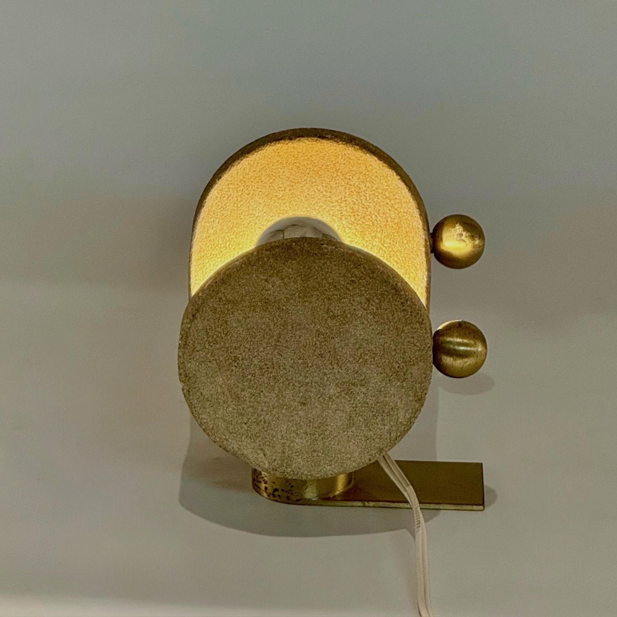 Lámpara de mesa Brutalista italiana de los años 70 en piedra reconstituida y latón finales del siglo XX en venta