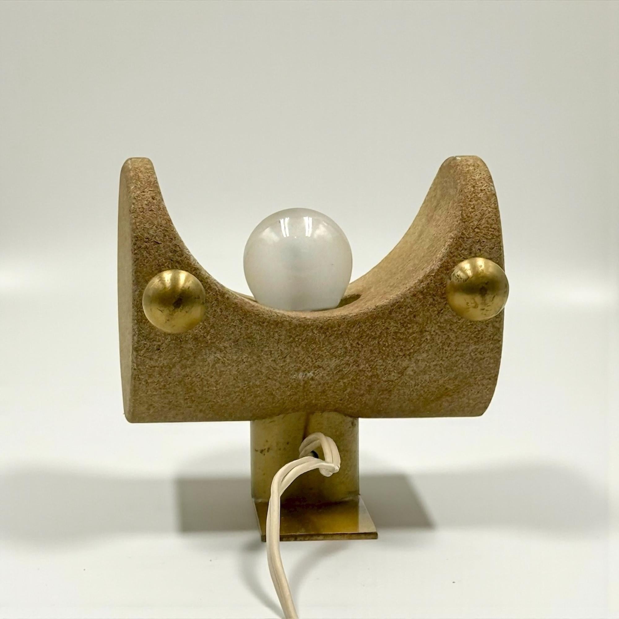 Lámpara de mesa Brutalista italiana de los años 70 en piedra reconstituida y latón Latón en venta