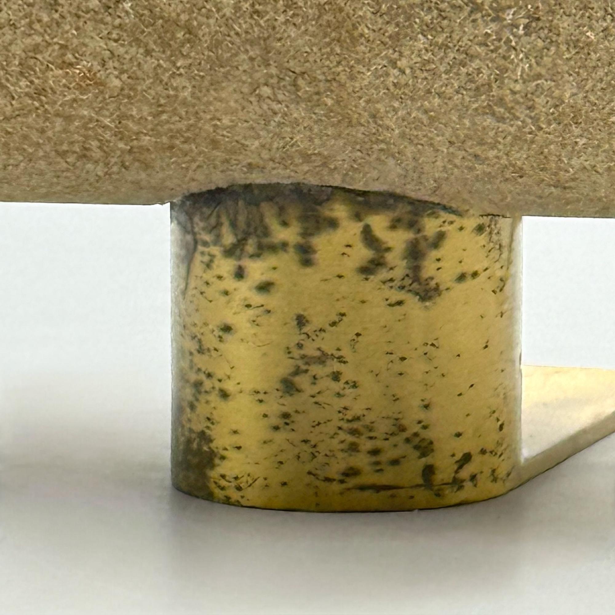 Lámpara de mesa Brutalista italiana de los años 70 en piedra reconstituida y latón en venta 2