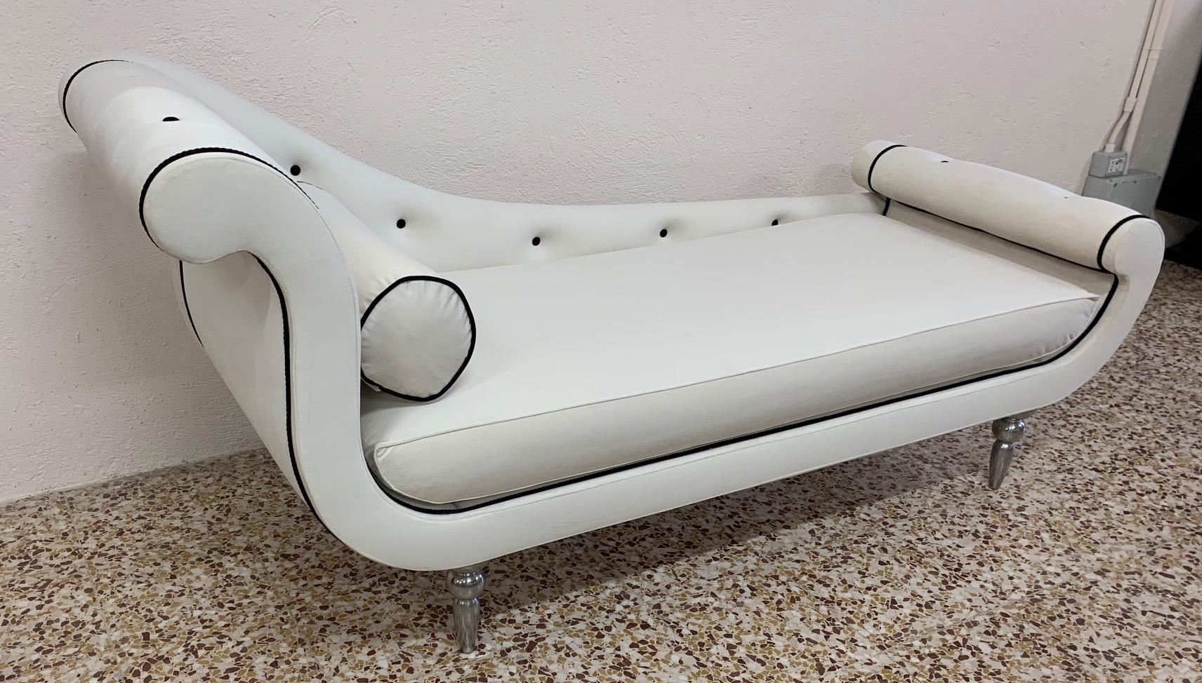 This chaise lounge was produced in Italy in the 1970s and it is covered in precious white velvet with black profiles.
The feet are in metal.