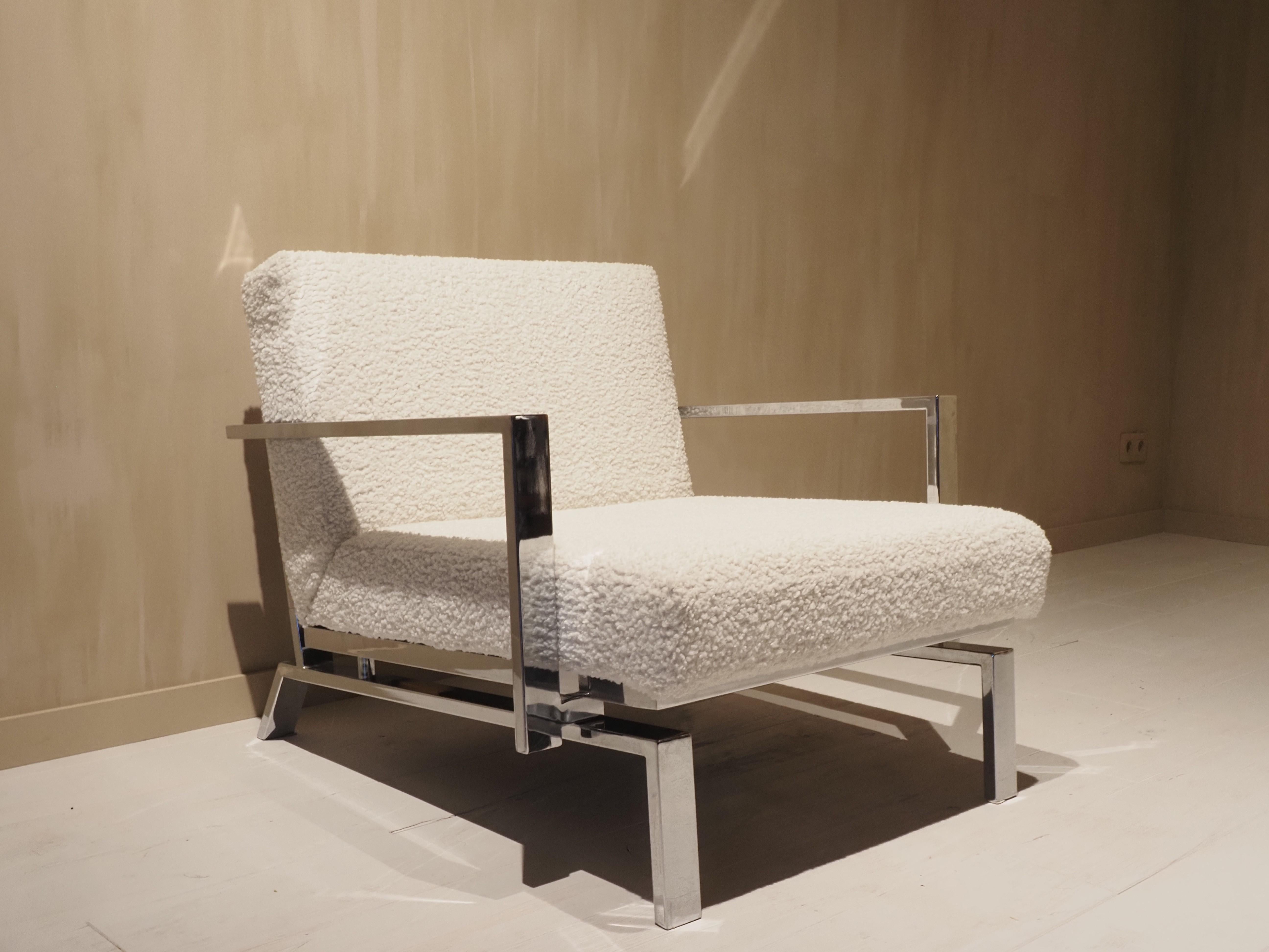 Superbe chaise longue italienne vintage en chrome. Rembourré en tissu teddy. Modèle dans le style de Milo Baughman. 