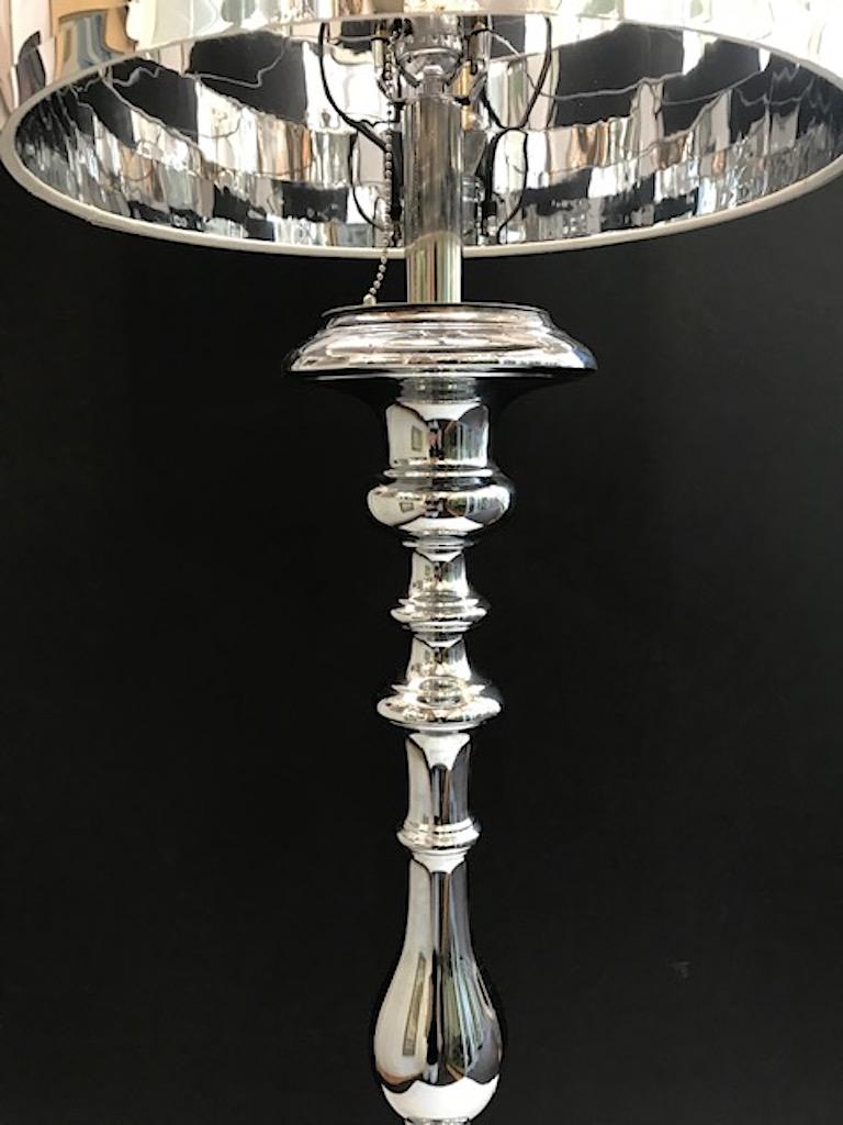 Lampadaire italien en chrome des années 1970, dont la forme rappelle un chandelier en bois tourné en vente 4