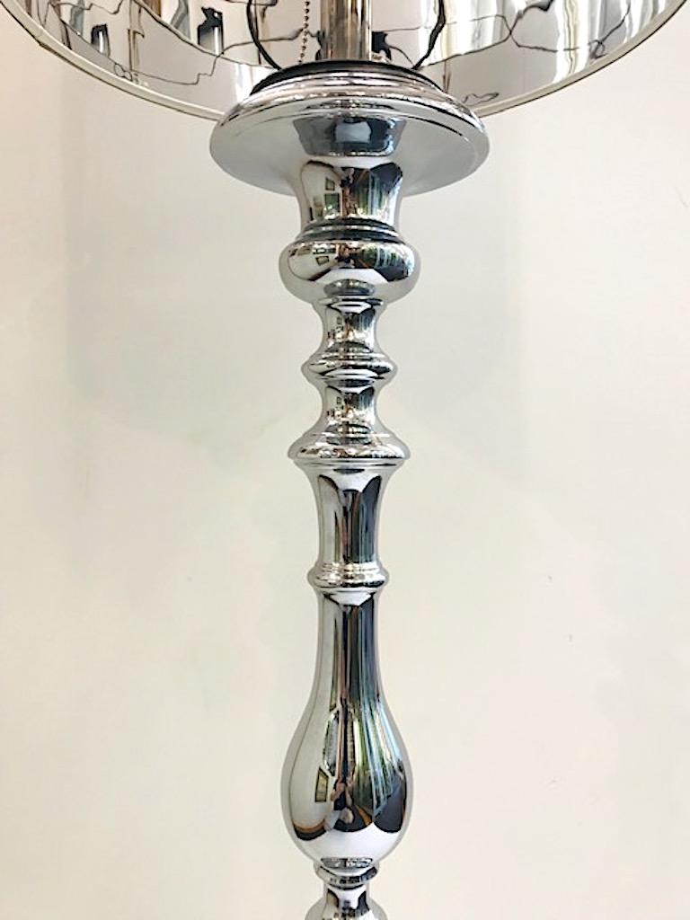 Mid-Century Modern Lampadaire italien en chrome des années 1970, dont la forme rappelle un chandelier en bois tourné en vente