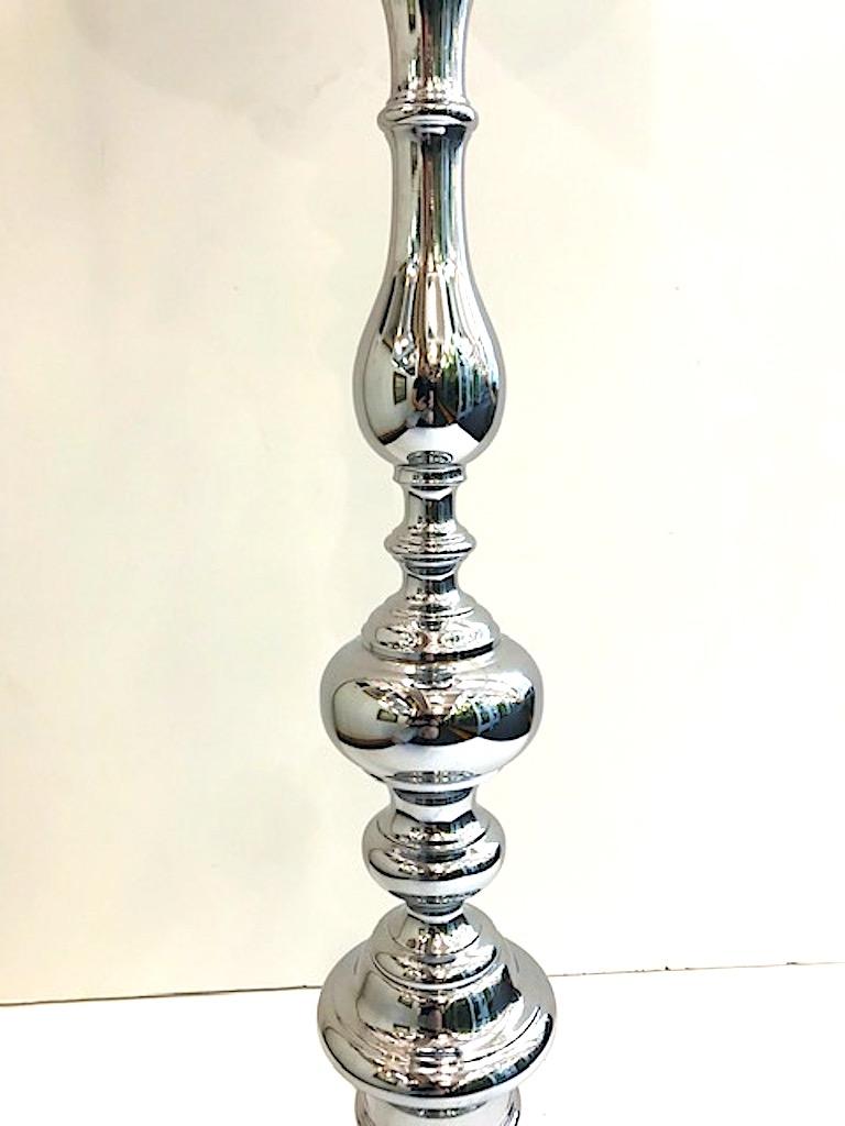 Lampadaire italien en chrome des années 1970, dont la forme rappelle un chandelier en bois tourné Bon état - En vente à New York, NY