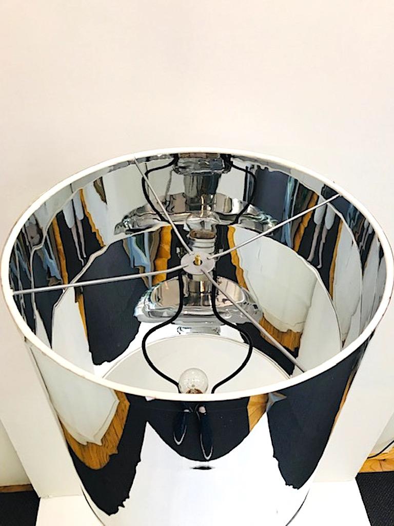 Chrome Lampadaire italien en chrome des années 1970, dont la forme rappelle un chandelier en bois tourné en vente