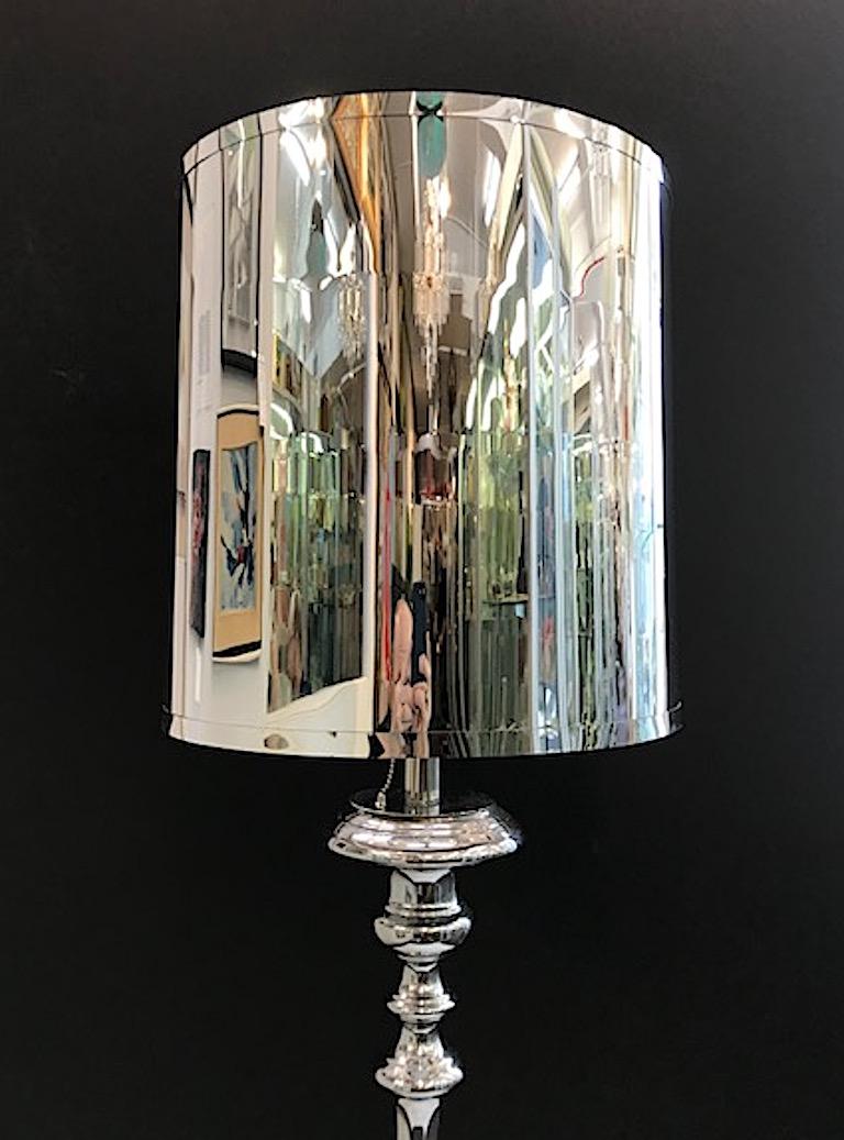 Lampadaire italien en chrome des années 1970, dont la forme rappelle un chandelier en bois tourné en vente 1