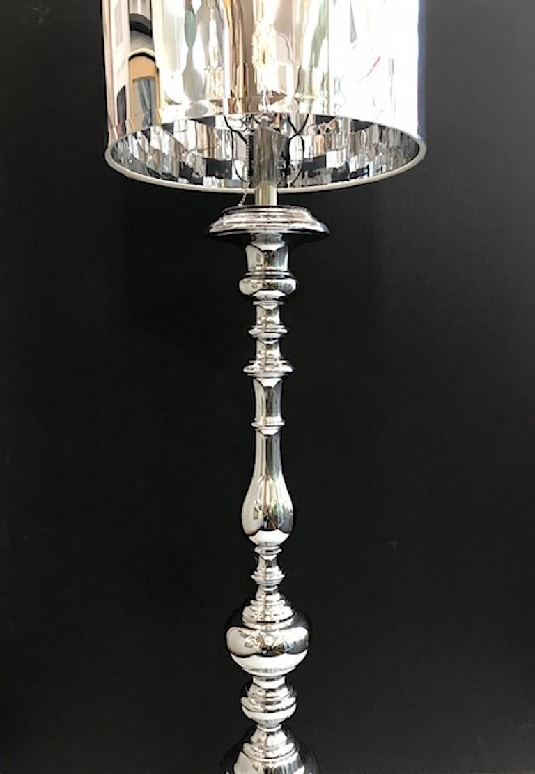 Lampadaire italien en chrome des années 1970, dont la forme rappelle un chandelier en bois tourné en vente 2